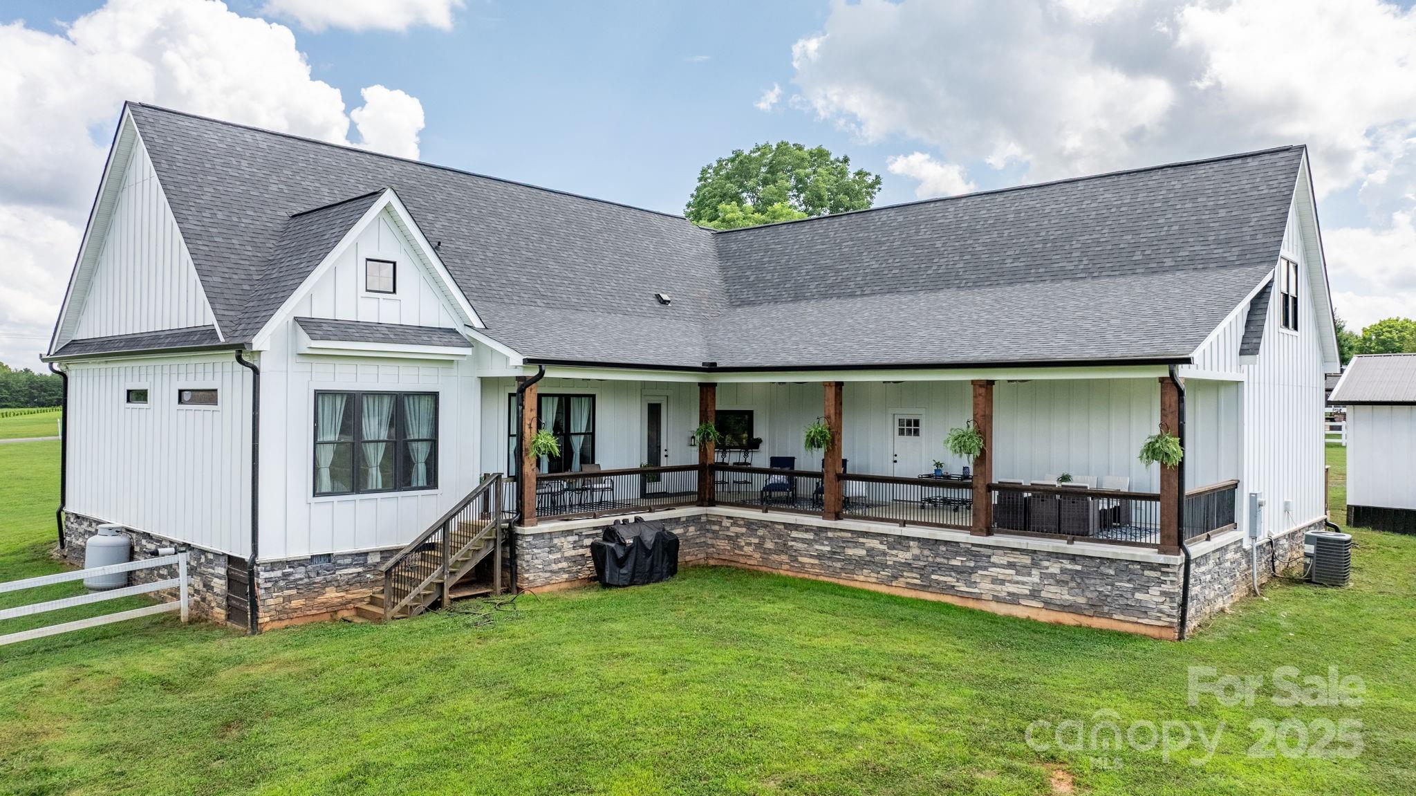 Hickory, North Carolina, 28602, United States, ,4 BathroomsBathrooms,Residential,Active,1894779