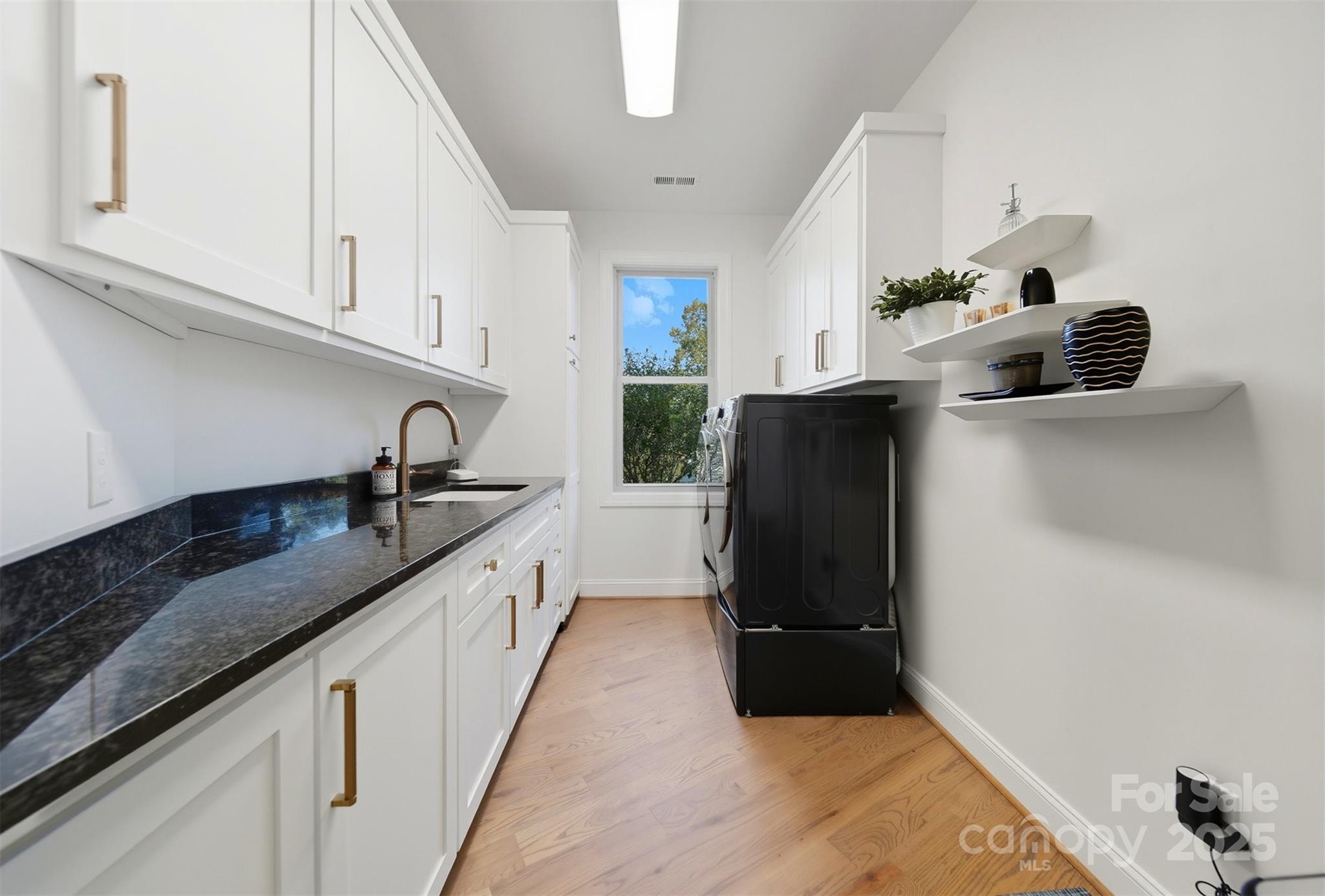 Hickory, North Carolina, 28601, United States, 3 Bedrooms Bedrooms, ,4 BathroomsBathrooms,Residential,Active,1942390