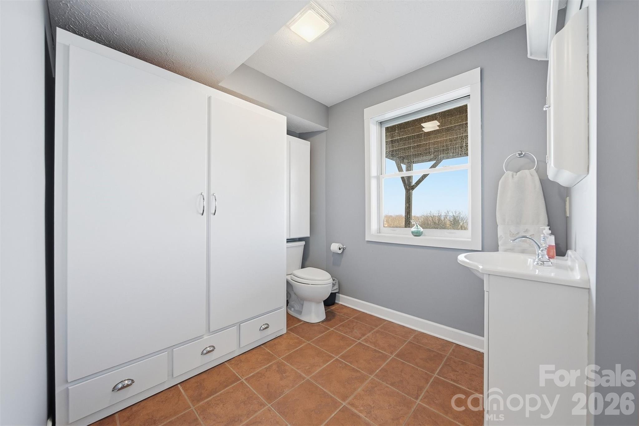 Morganton, North Carolina, 28655, United States, 3 Bedrooms Bedrooms, ,3 BathroomsBathrooms,Residential,Active,2009823