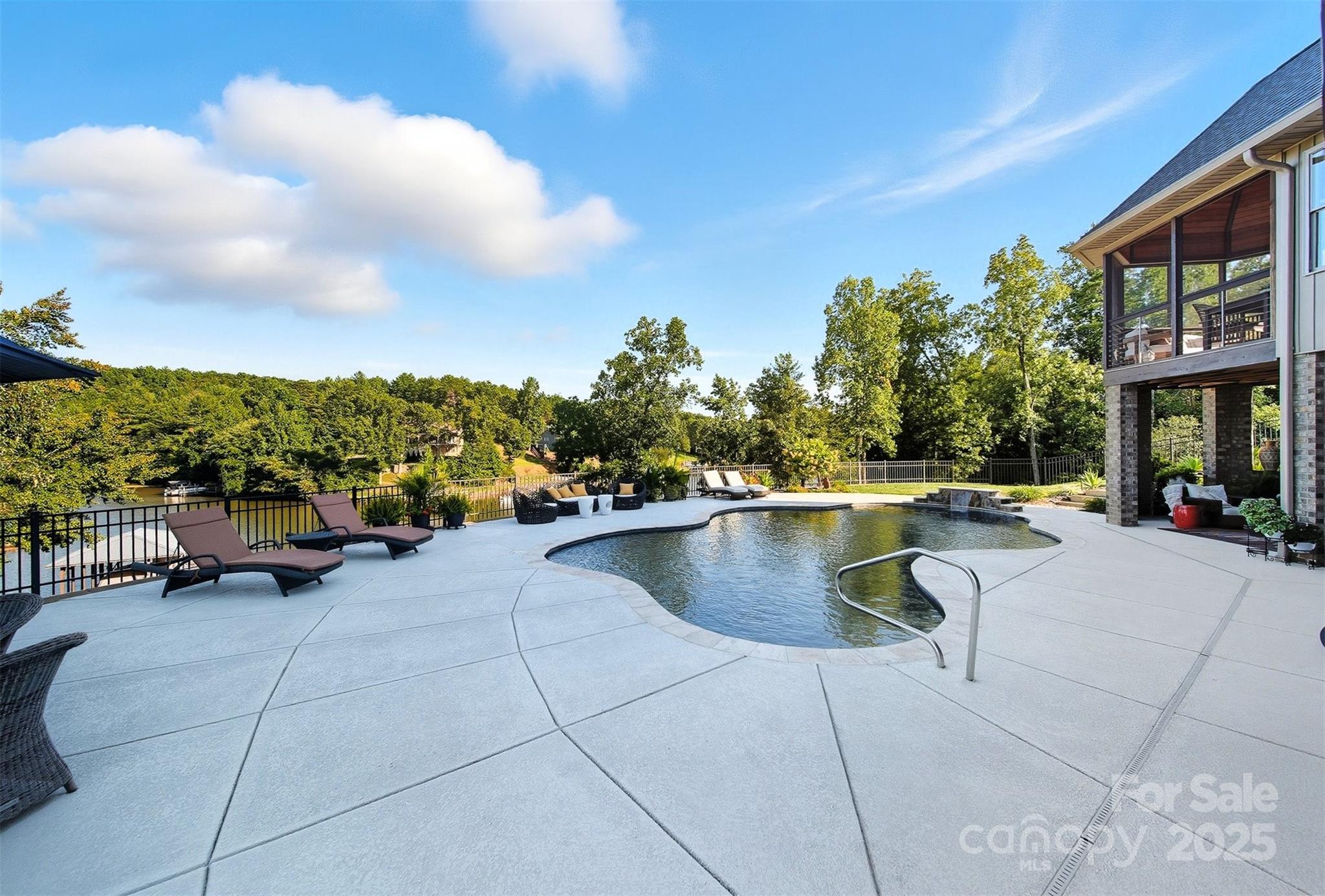 Hickory, North Carolina, 28601, United States, 3 Bedrooms Bedrooms, ,4 BathroomsBathrooms,Residential,Active,1942390