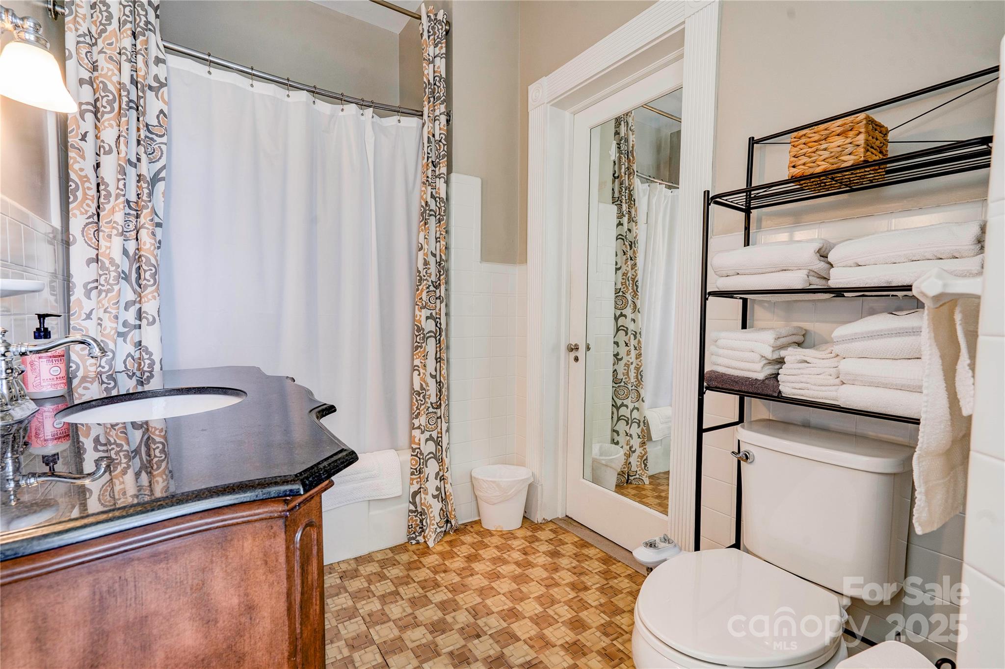 Kings Mountain, North Carolina, 28086, United States, 5 Bedrooms Bedrooms, ,6 BathroomsBathrooms,Residential,Active,1888967