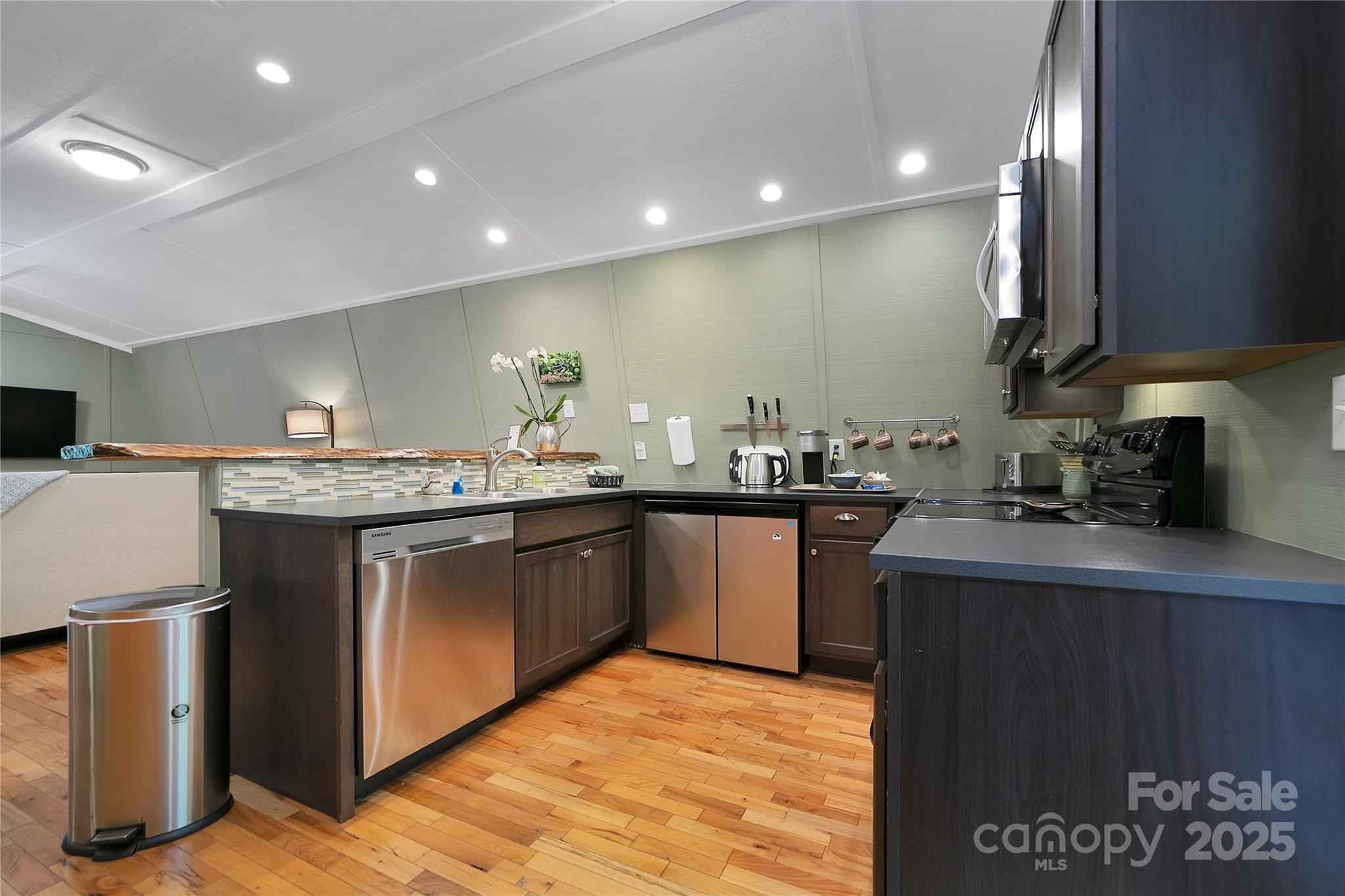 Brevard, North Carolina, 28712, United States, 4 Bedrooms Bedrooms, ,5 BathroomsBathrooms,Residential,Active,1953267
