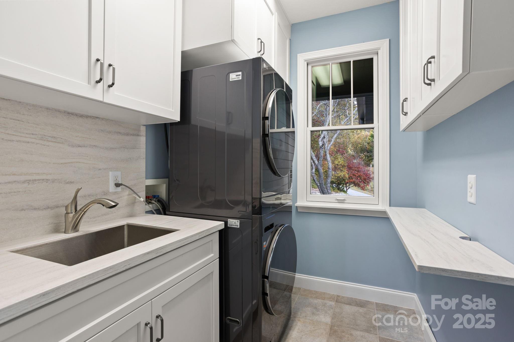 Hendersonville, North Carolina, 28739, United States, 3 Bedrooms Bedrooms, ,4 BathroomsBathrooms,Residential,Active,1973289