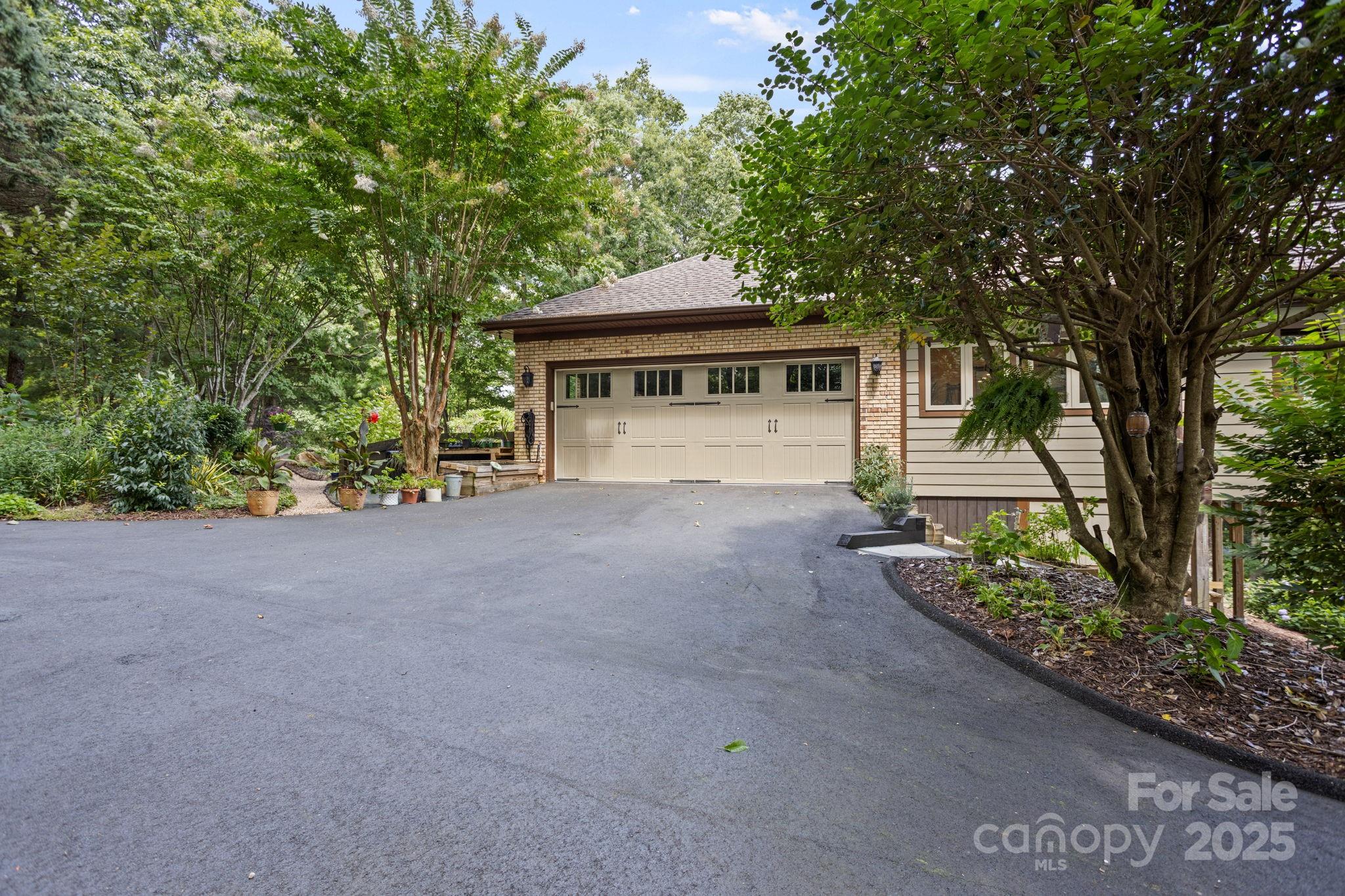 Flat Rock, North Carolina, 28731, United States, 3 Bedrooms Bedrooms, ,4 BathroomsBathrooms,Residential,Active,1936630