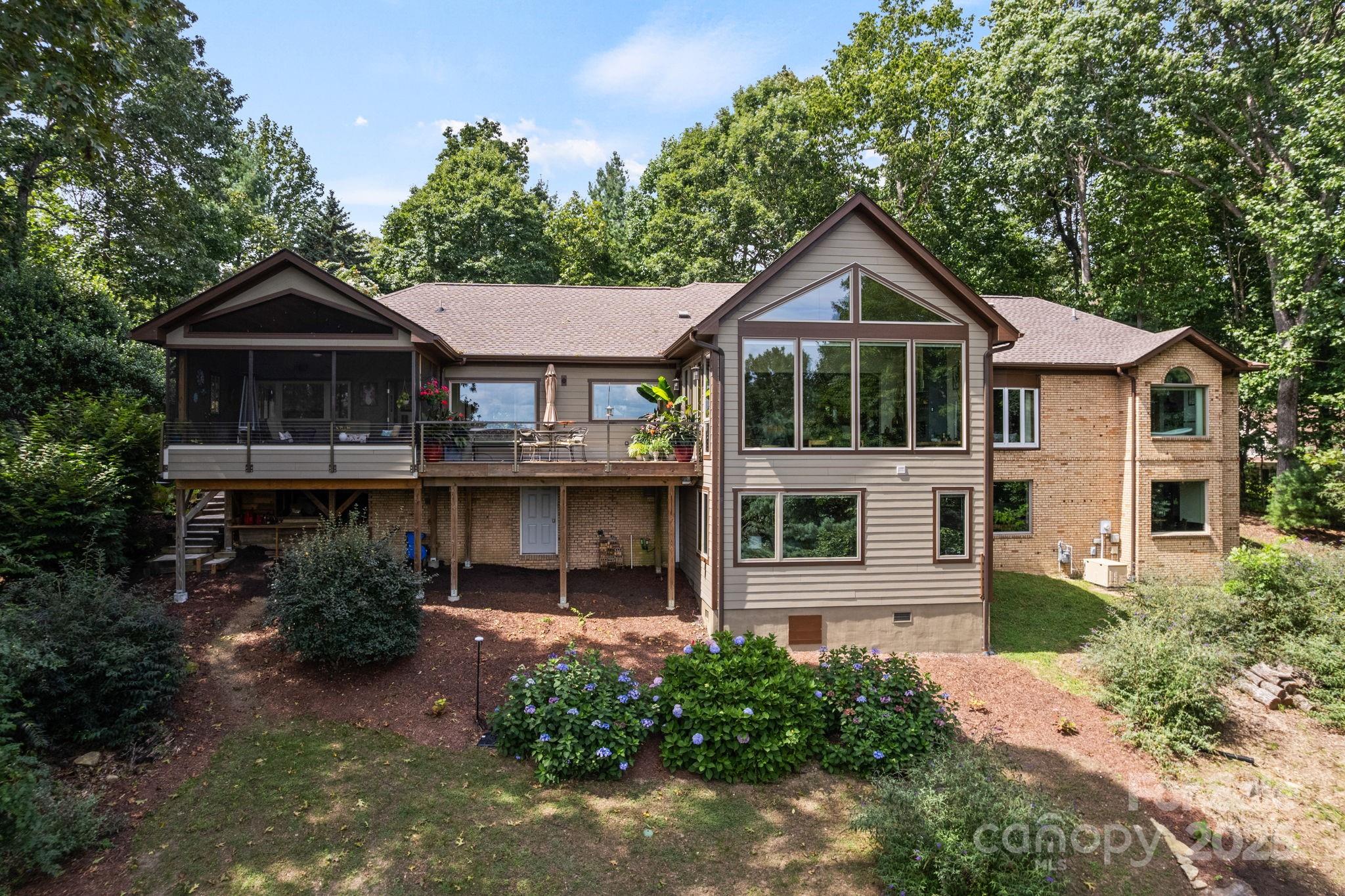 Flat Rock, North Carolina, 28731, United States, 3 Bedrooms Bedrooms, ,4 BathroomsBathrooms,Residential,Active,1936630