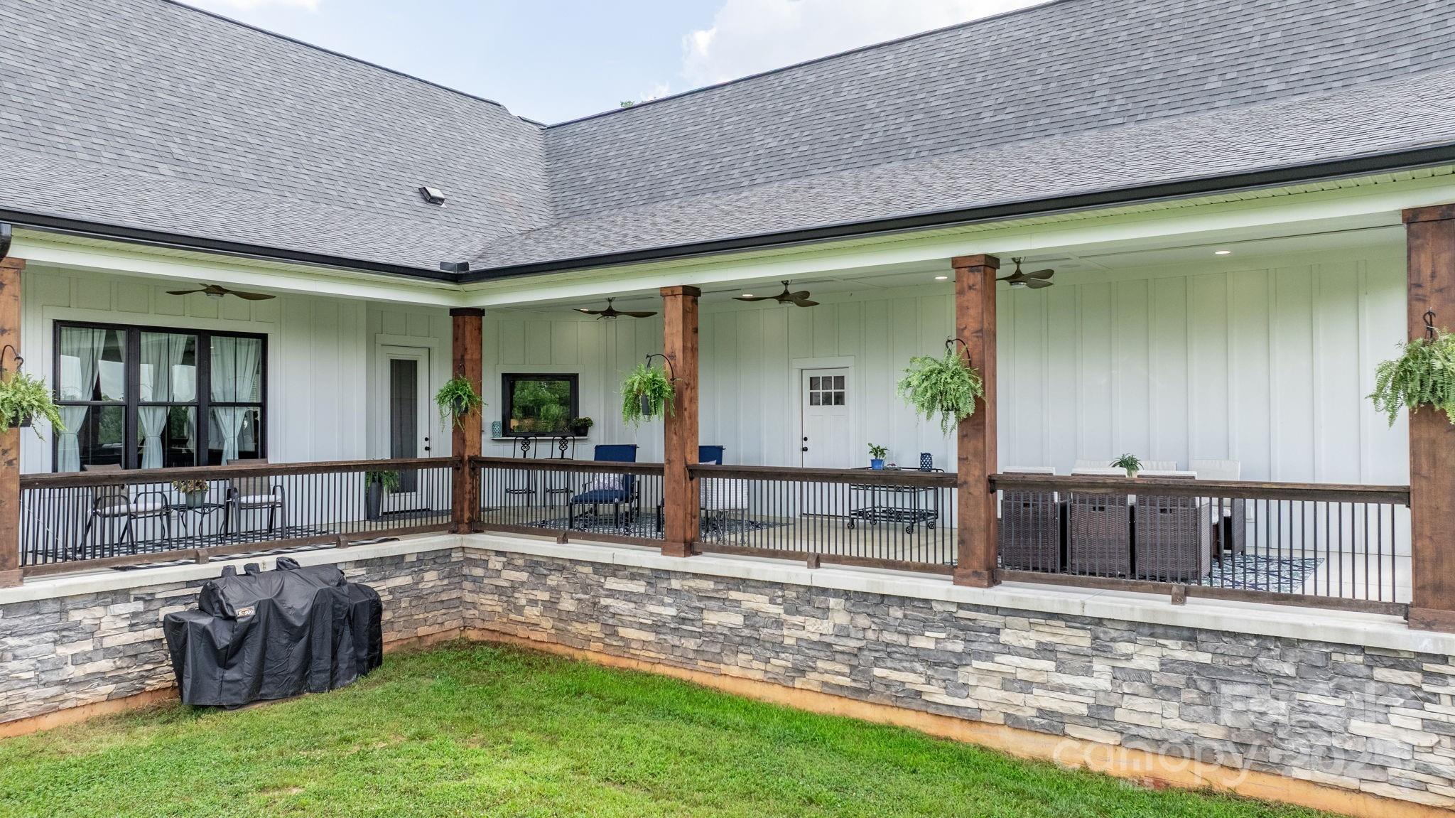 Hickory, North Carolina, 28602, United States, ,4 BathroomsBathrooms,Residential,Active,1894779