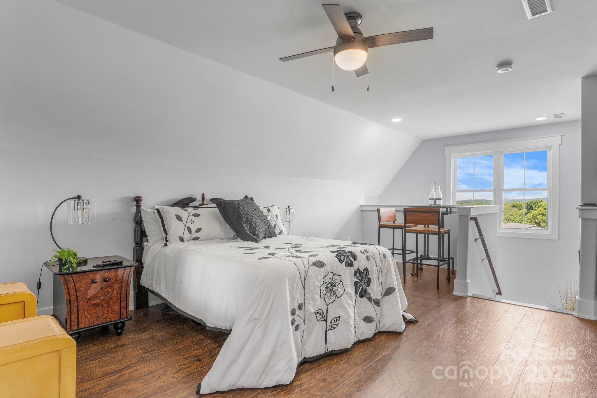 Hickory, North Carolina, 28602, United States, ,4 BathroomsBathrooms,Residential,Active,1894779