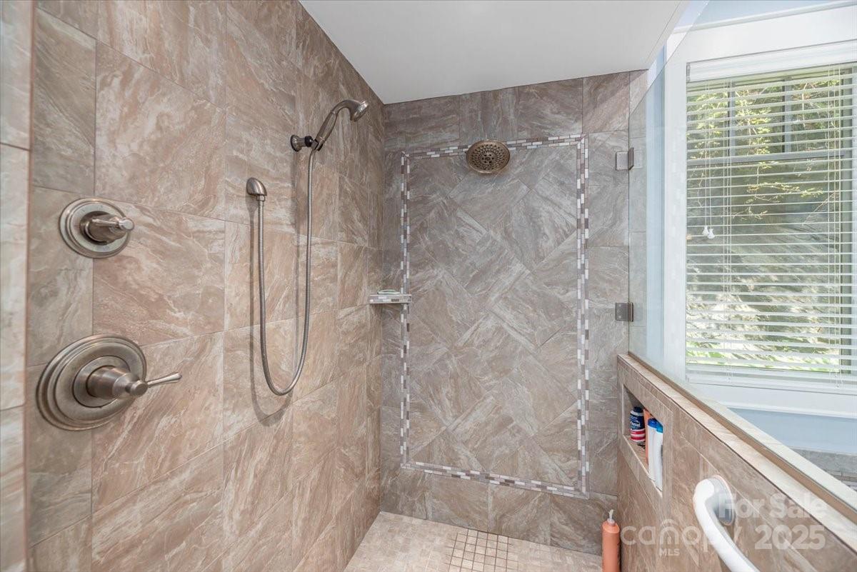 Waynesville, North Carolina, 28785, United States, 3 Bedrooms Bedrooms, ,4 BathroomsBathrooms,Residential,Active,1952318