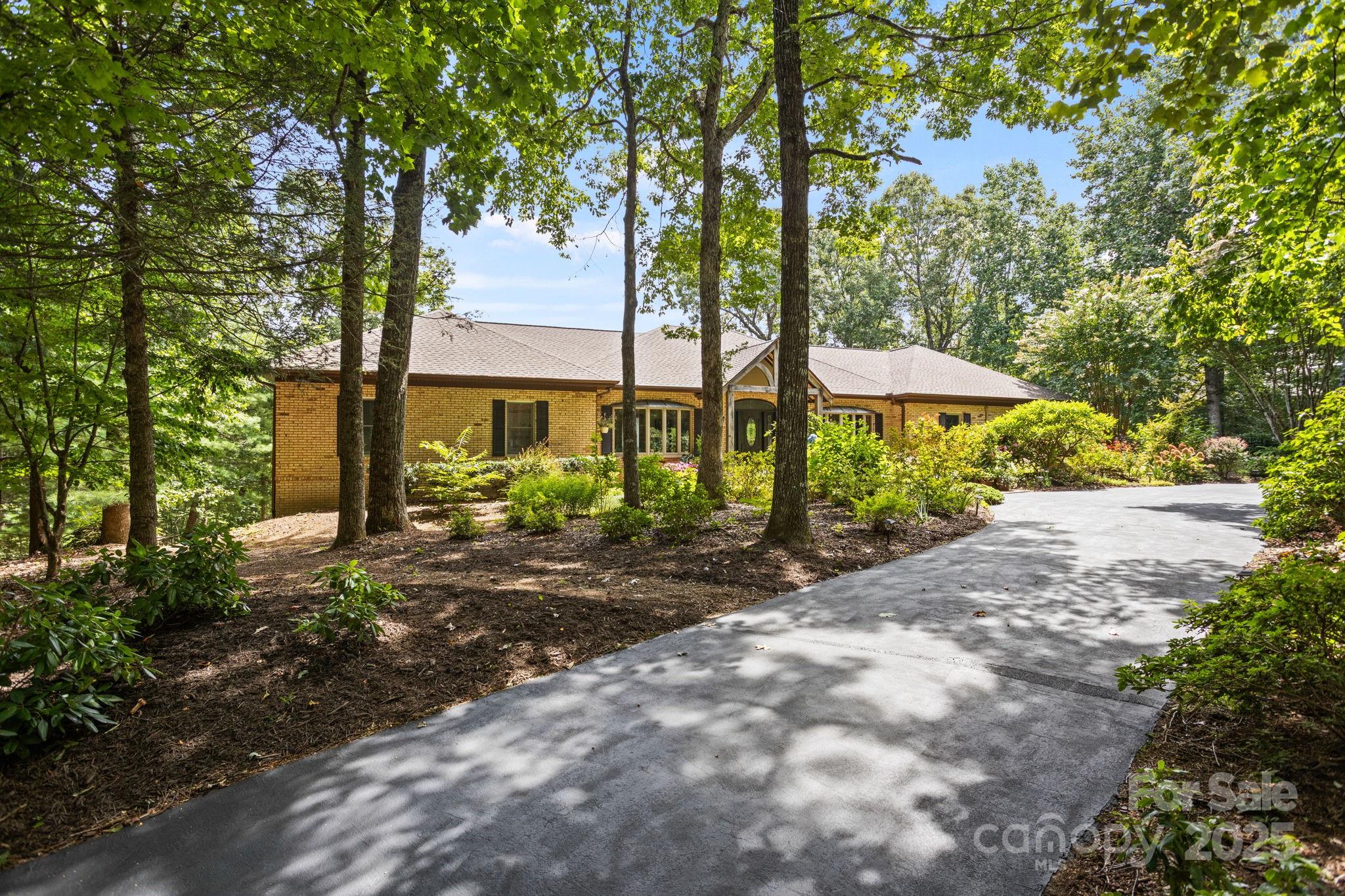 Flat Rock, North Carolina, 28731, United States, 3 Bedrooms Bedrooms, ,4 BathroomsBathrooms,Residential,Active,1936630