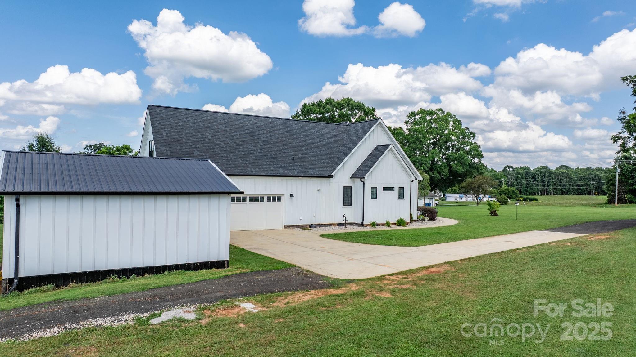 Hickory, North Carolina, 28602, United States, ,4 BathroomsBathrooms,Residential,Active,1894779