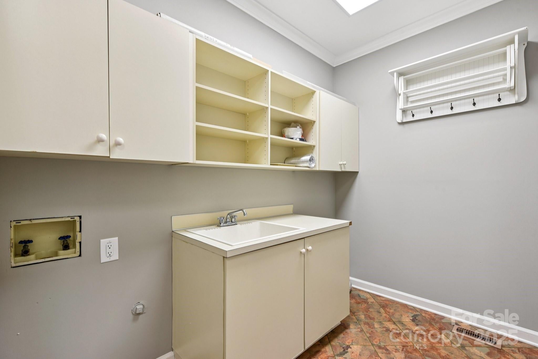 Charlotte, North Carolina, 28210, United States, 4 Bedrooms Bedrooms, ,5 BathroomsBathrooms,Residential,Active,1920239