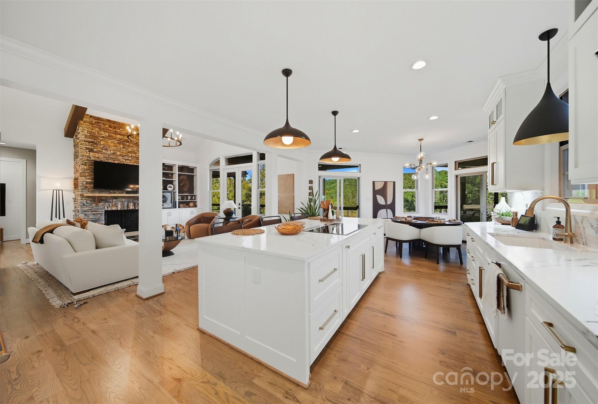 Hickory, North Carolina, 28601, United States, 3 Bedrooms Bedrooms, ,4 BathroomsBathrooms,Residential,Active,1942390