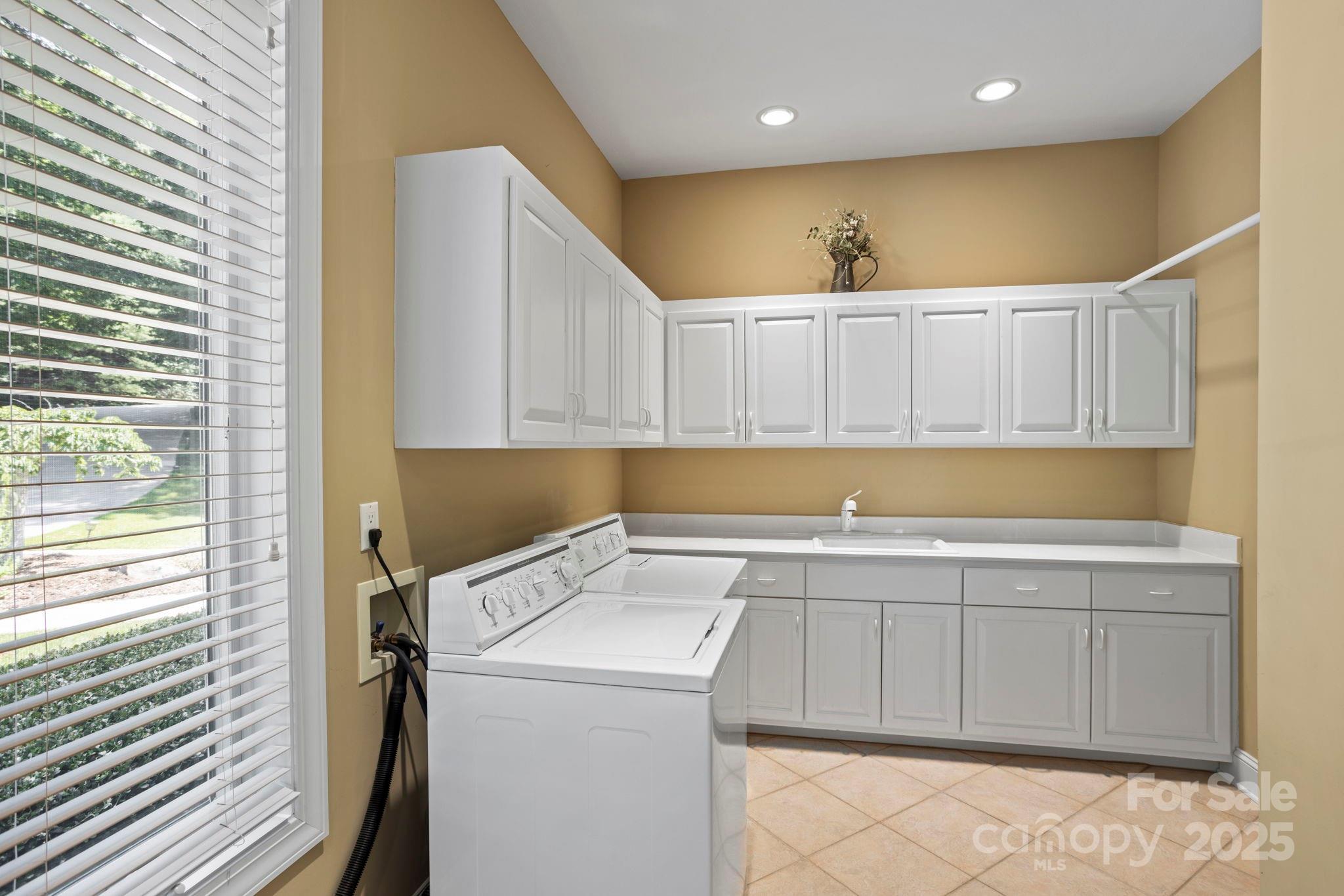 Flat Rock, North Carolina, 28731, United States, 3 Bedrooms Bedrooms, ,7 BathroomsBathrooms,Residential,Active,2007635