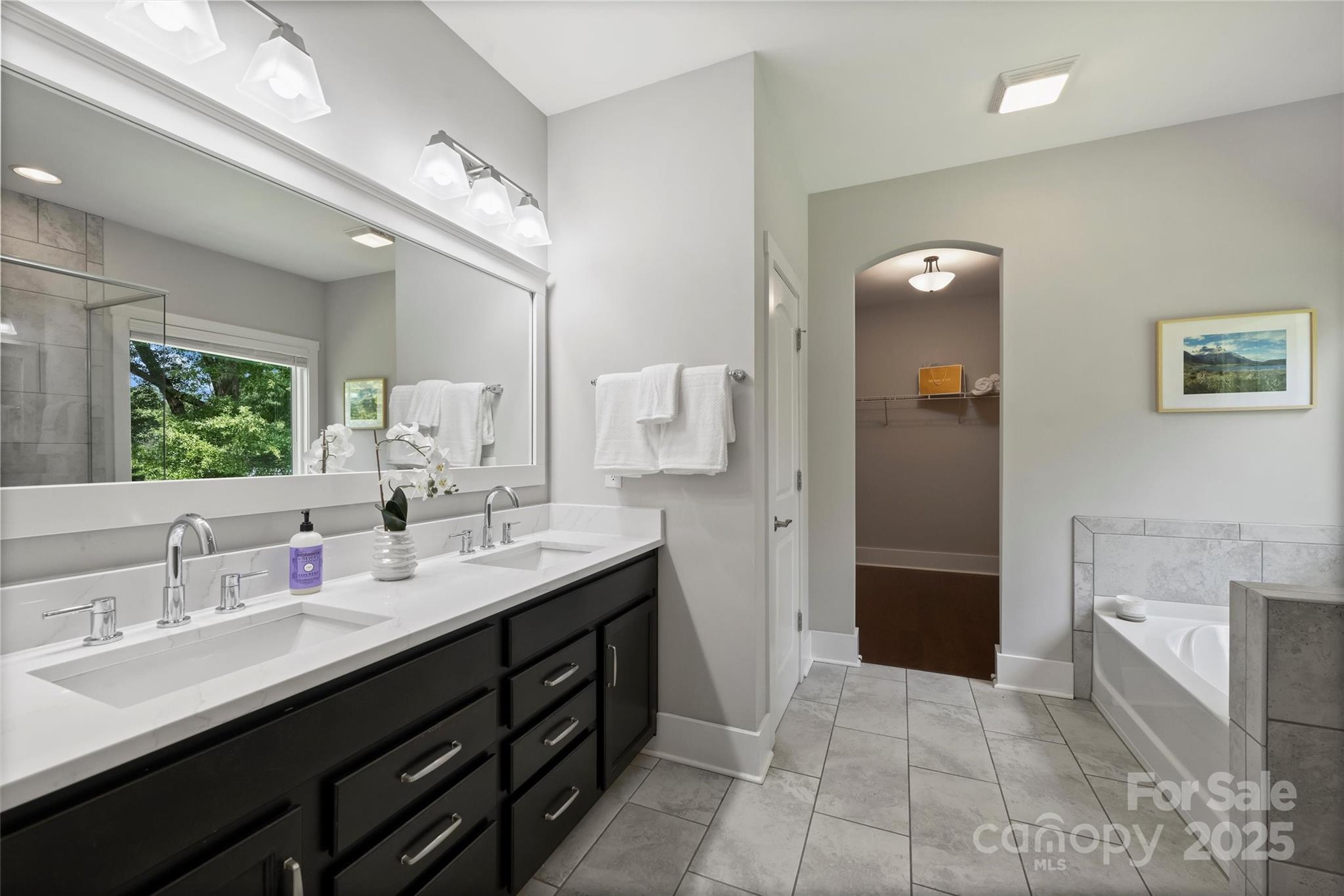Charlotte, North Carolina, 28205, United States, 4 Bedrooms Bedrooms, ,4 BathroomsBathrooms,Residential,Active,1934773