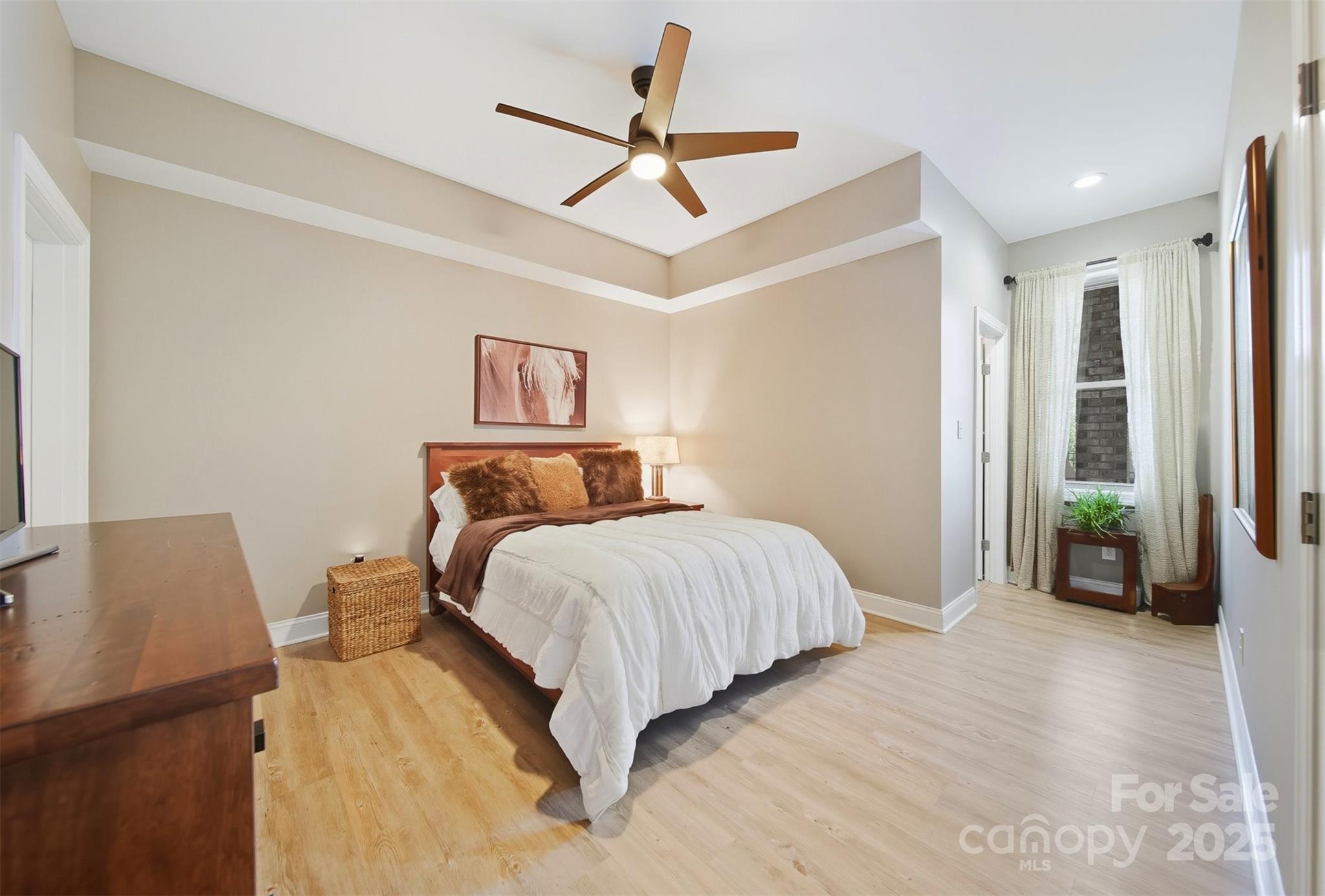 Hickory, North Carolina, 28601, United States, 3 Bedrooms Bedrooms, ,4 BathroomsBathrooms,Residential,Active,1942390