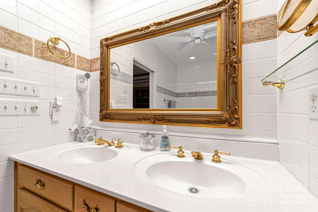 Brevard, North Carolina, 28712, United States, 4 Bedrooms Bedrooms, ,5 BathroomsBathrooms,Residential,Active,1997889