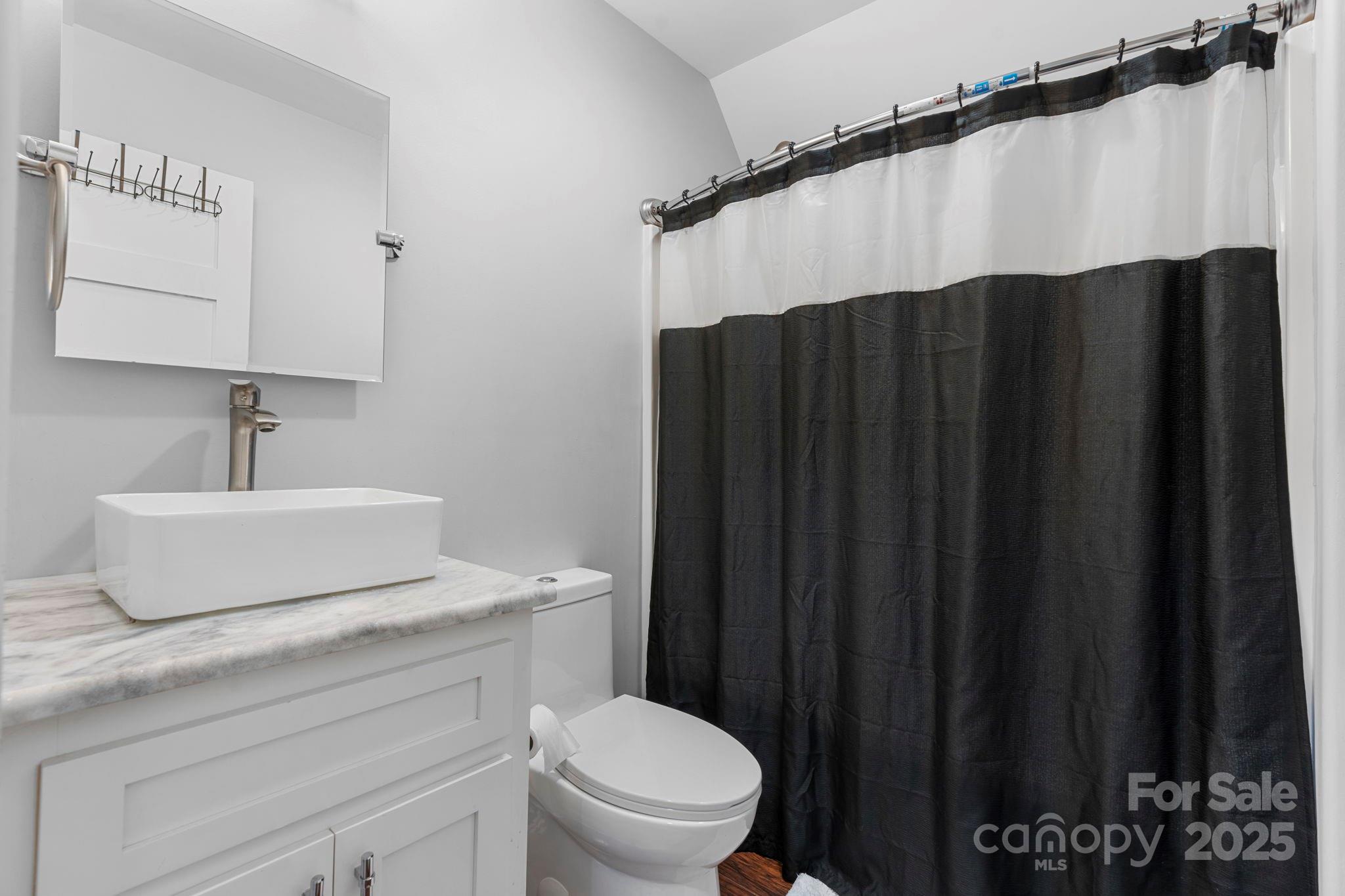 Hickory, North Carolina, 28602, United States, ,4 BathroomsBathrooms,Residential,Active,1894779