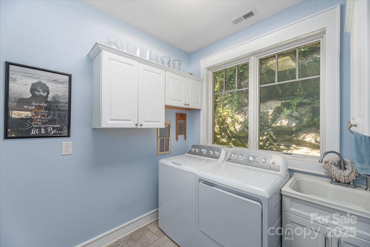 Waynesville, North Carolina, 28785, United States, 3 Bedrooms Bedrooms, ,4 BathroomsBathrooms,Residential,Active,1952318