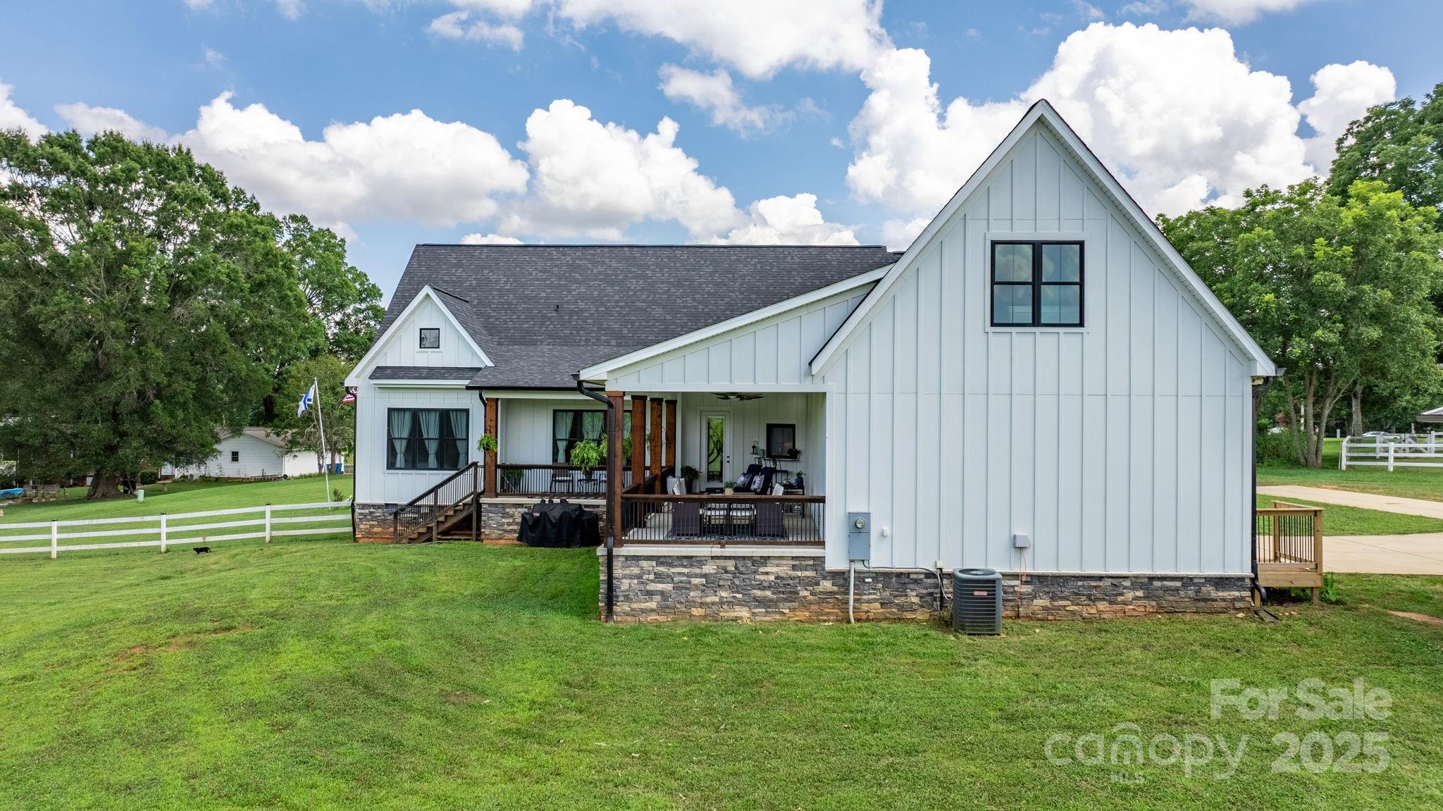 Hickory, North Carolina, 28602, United States, ,4 BathroomsBathrooms,Residential,Active,1894779