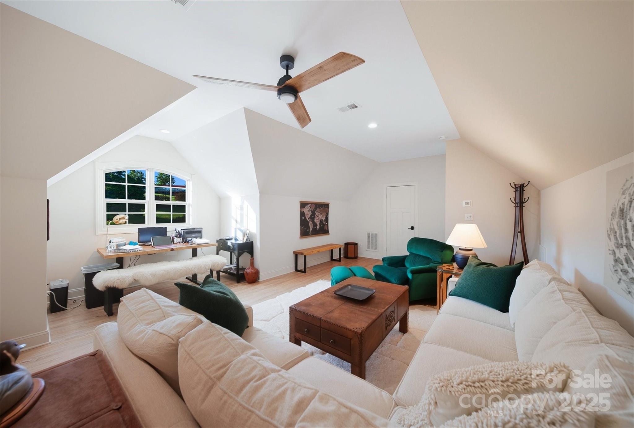 Hickory, North Carolina, 28601, United States, 3 Bedrooms Bedrooms, ,4 BathroomsBathrooms,Residential,Active,1942390