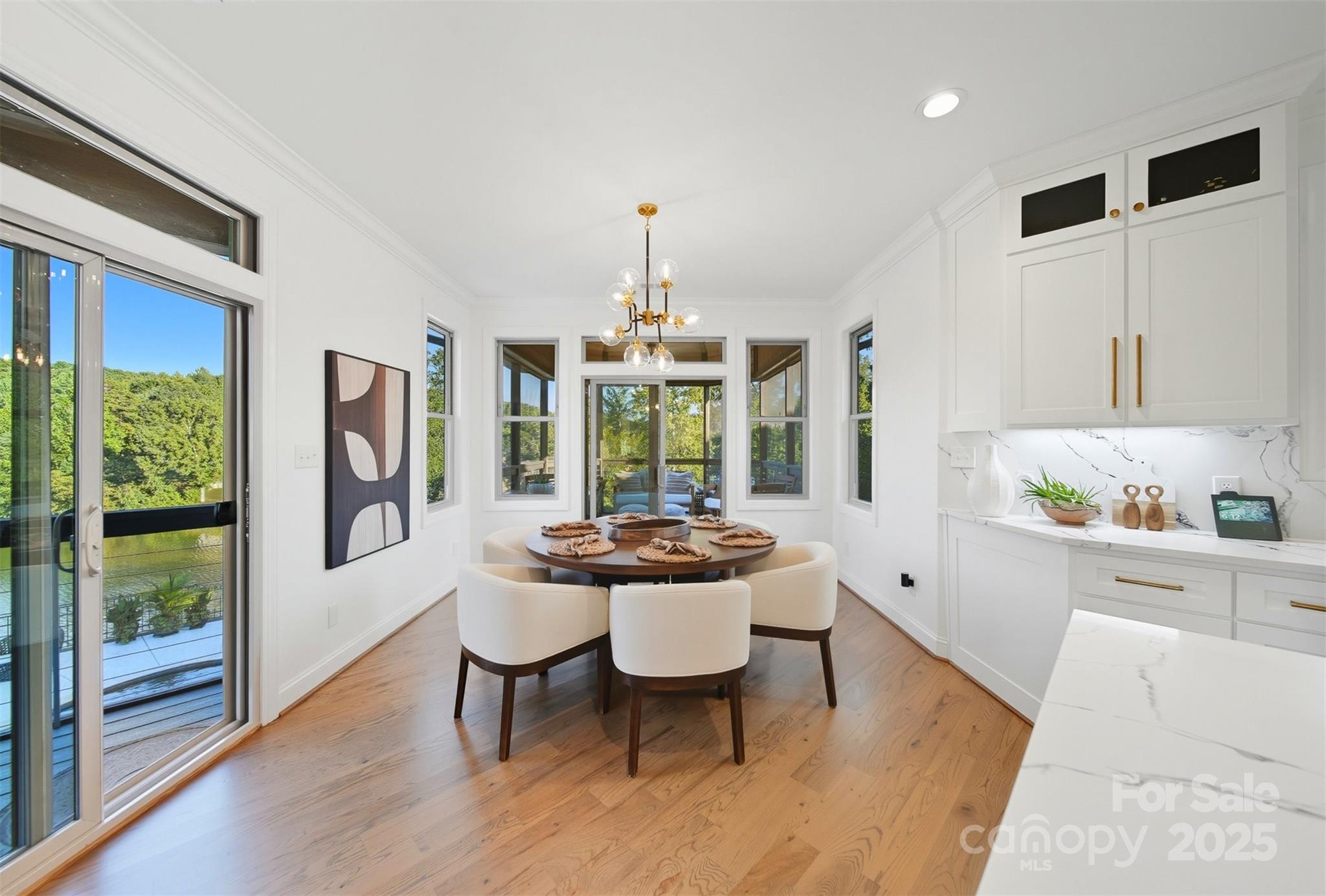 Hickory, North Carolina, 28601, United States, 3 Bedrooms Bedrooms, ,4 BathroomsBathrooms,Residential,Active,1942390