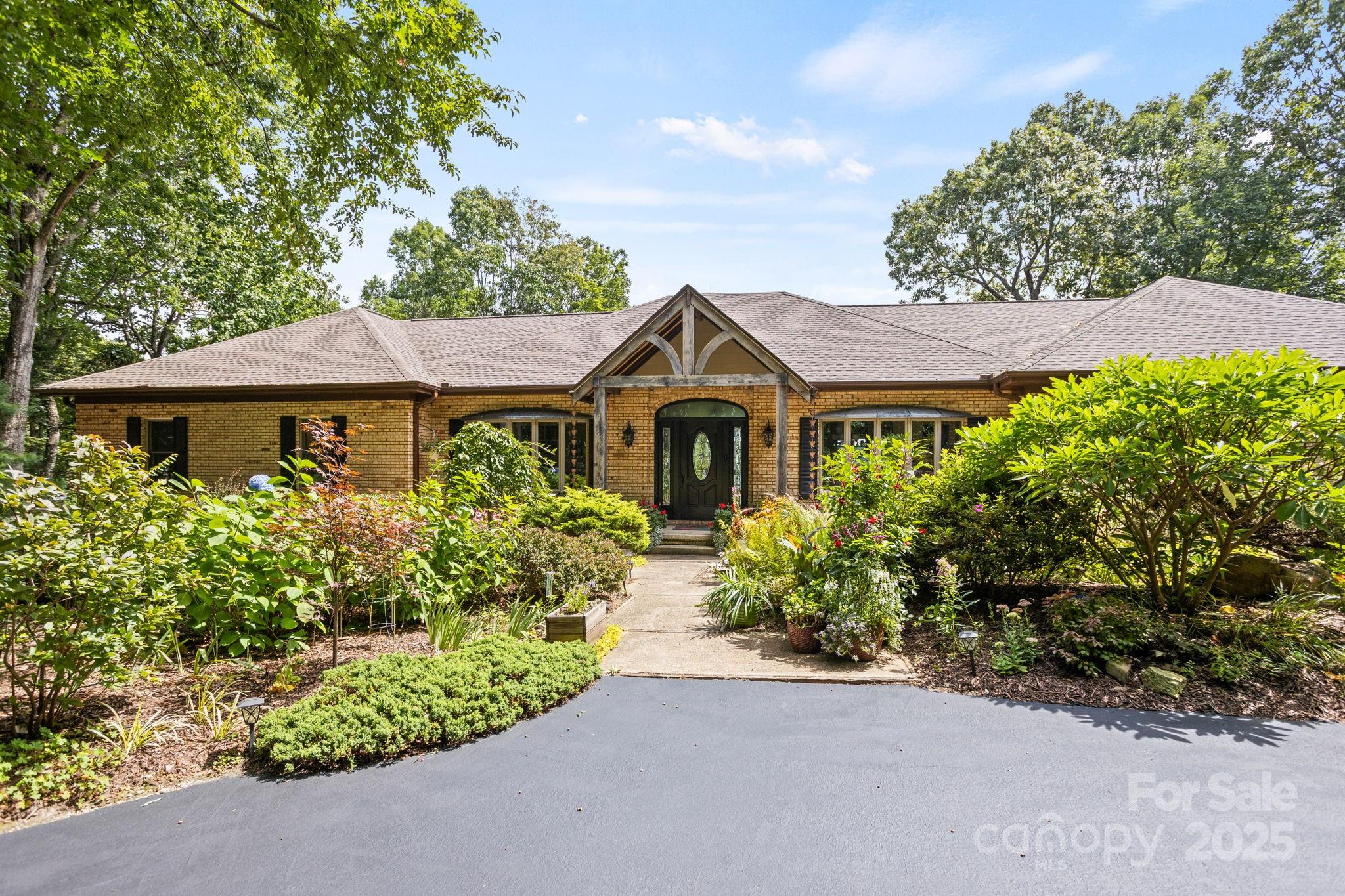 Flat Rock, North Carolina, 28731, United States, 3 Bedrooms Bedrooms, ,4 BathroomsBathrooms,Residential,Active,1936630