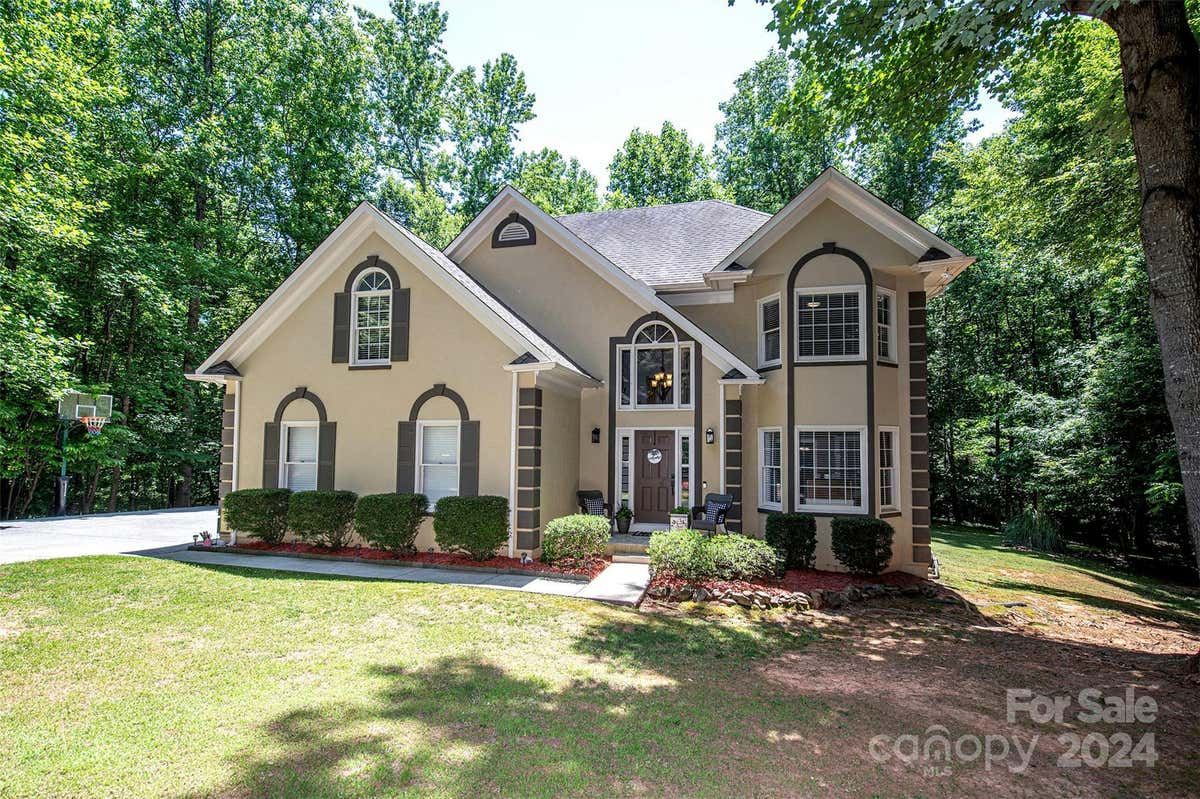 4048 WHISPERWOOD CT, MATTHEWS, NC 28104, photo 1 of 45