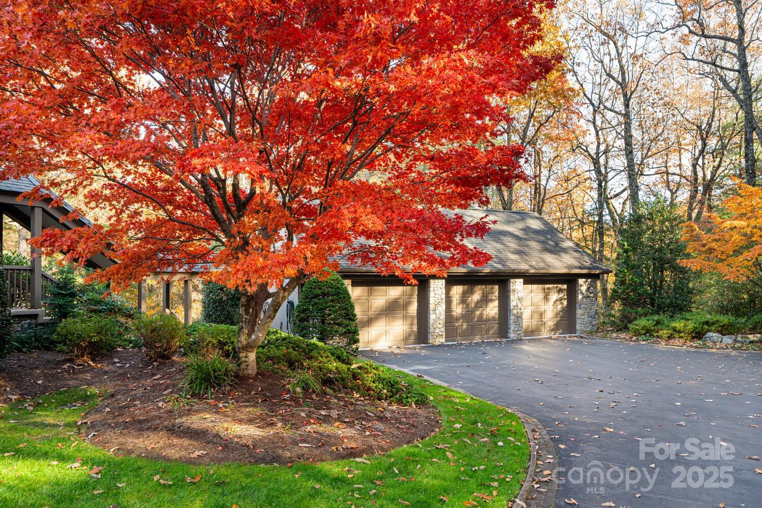 Flat Rock, North Carolina, 28731, United States, 3 Bedrooms Bedrooms, ,4 BathroomsBathrooms,Residential,Active,1990039
