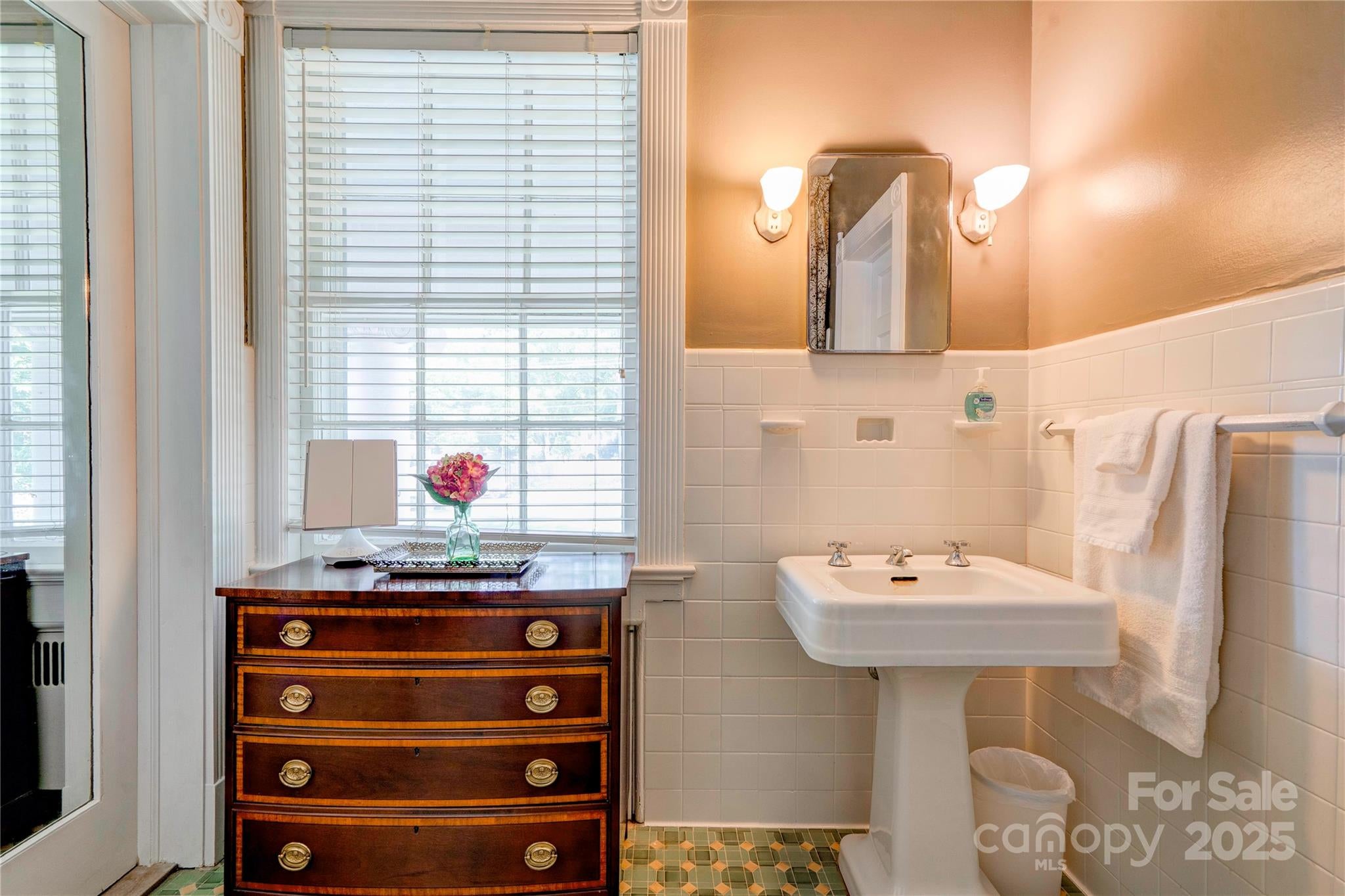 Kings Mountain, North Carolina, 28086, United States, 5 Bedrooms Bedrooms, ,6 BathroomsBathrooms,Residential,Active,1888967