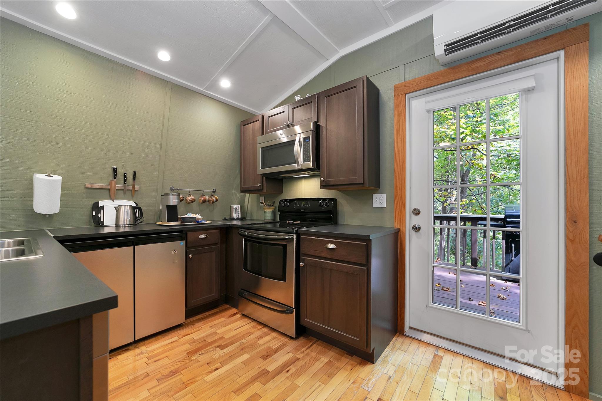 Brevard, North Carolina, 28712, United States, 4 Bedrooms Bedrooms, ,5 BathroomsBathrooms,Residential,Active,1953267