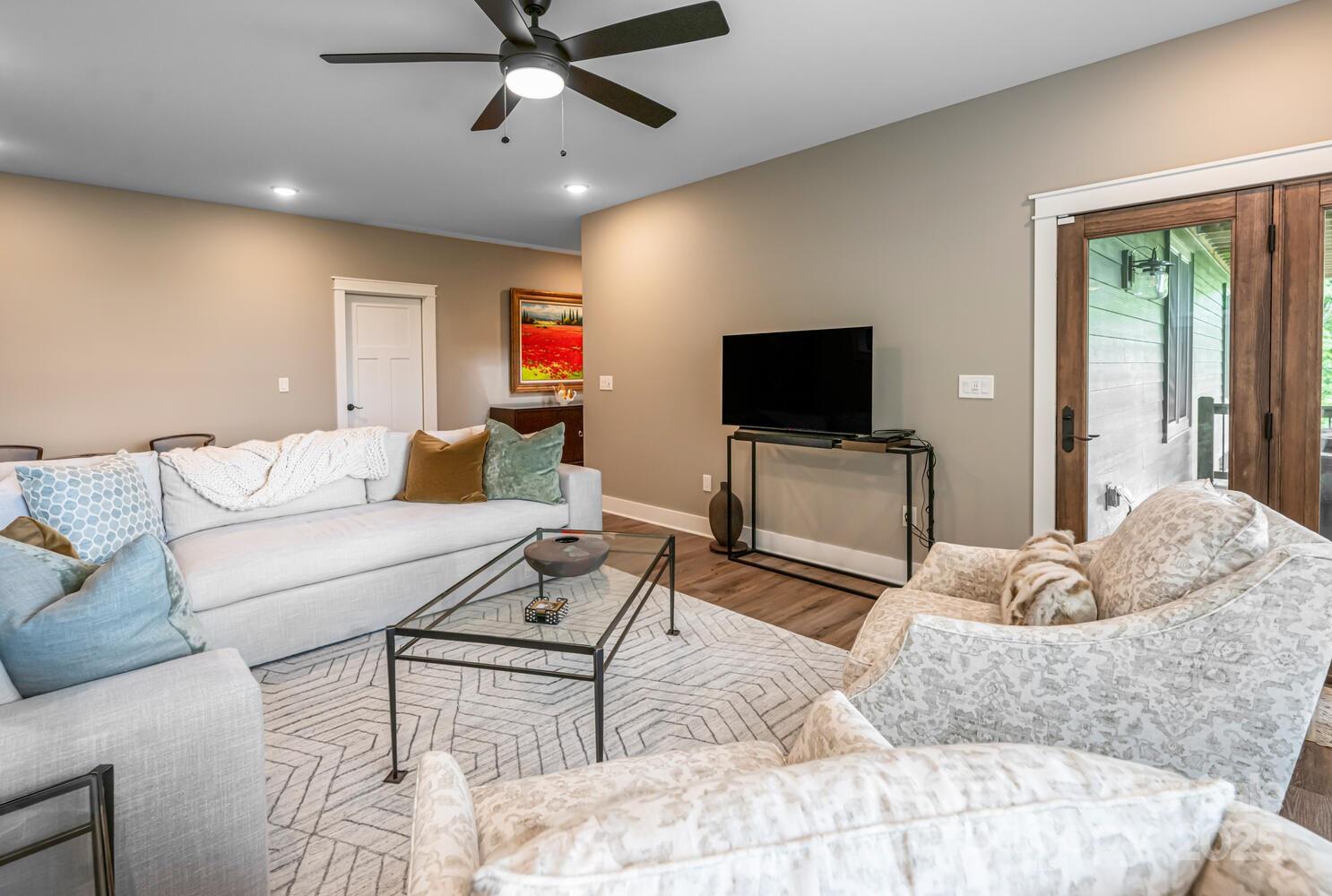 Flat Rock, North Carolina, 28731, United States, ,4 BathroomsBathrooms,Residential,Active,1860239