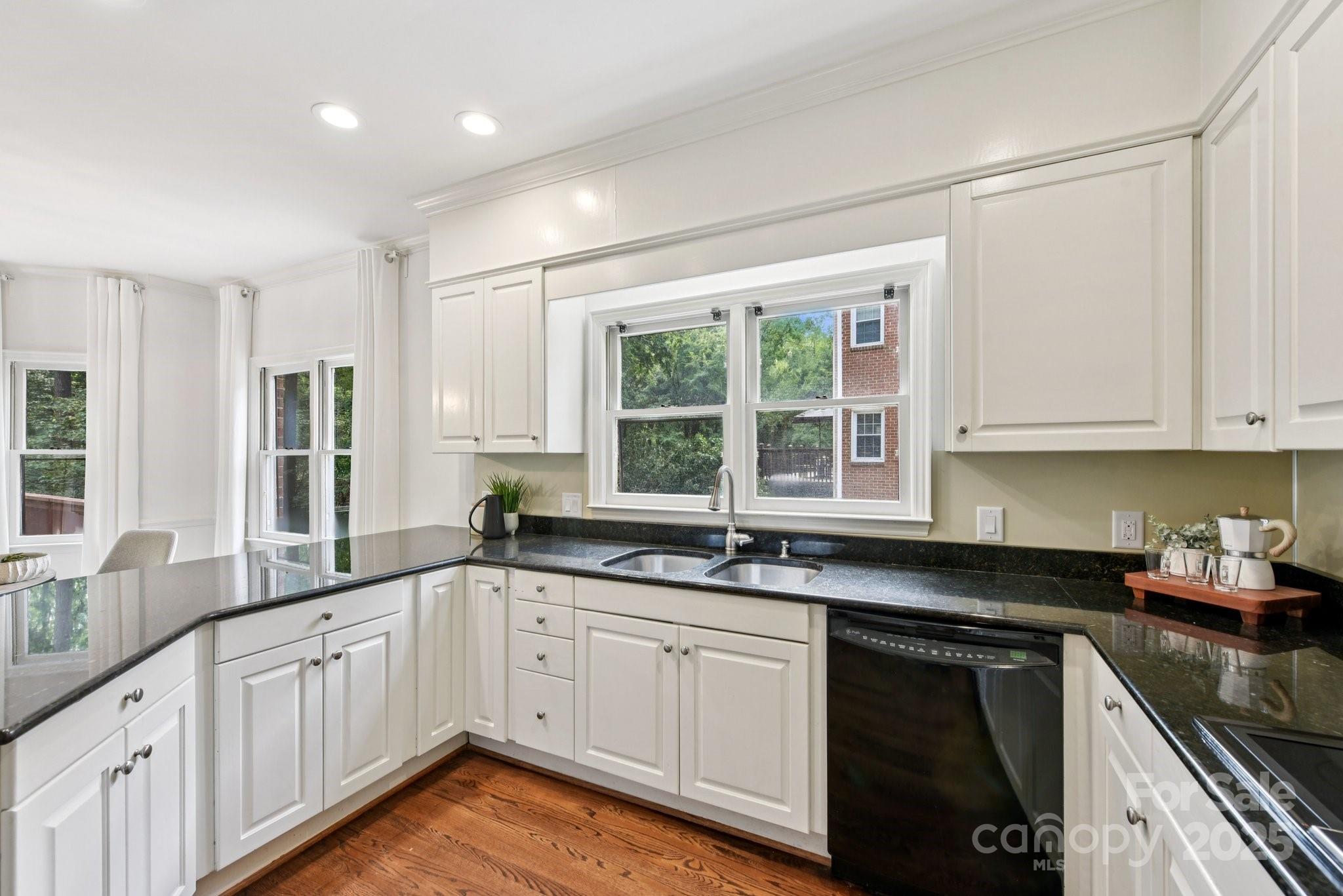 Charlotte, North Carolina, 28210, United States, 4 Bedrooms Bedrooms, ,5 BathroomsBathrooms,Residential,Active,1920239
