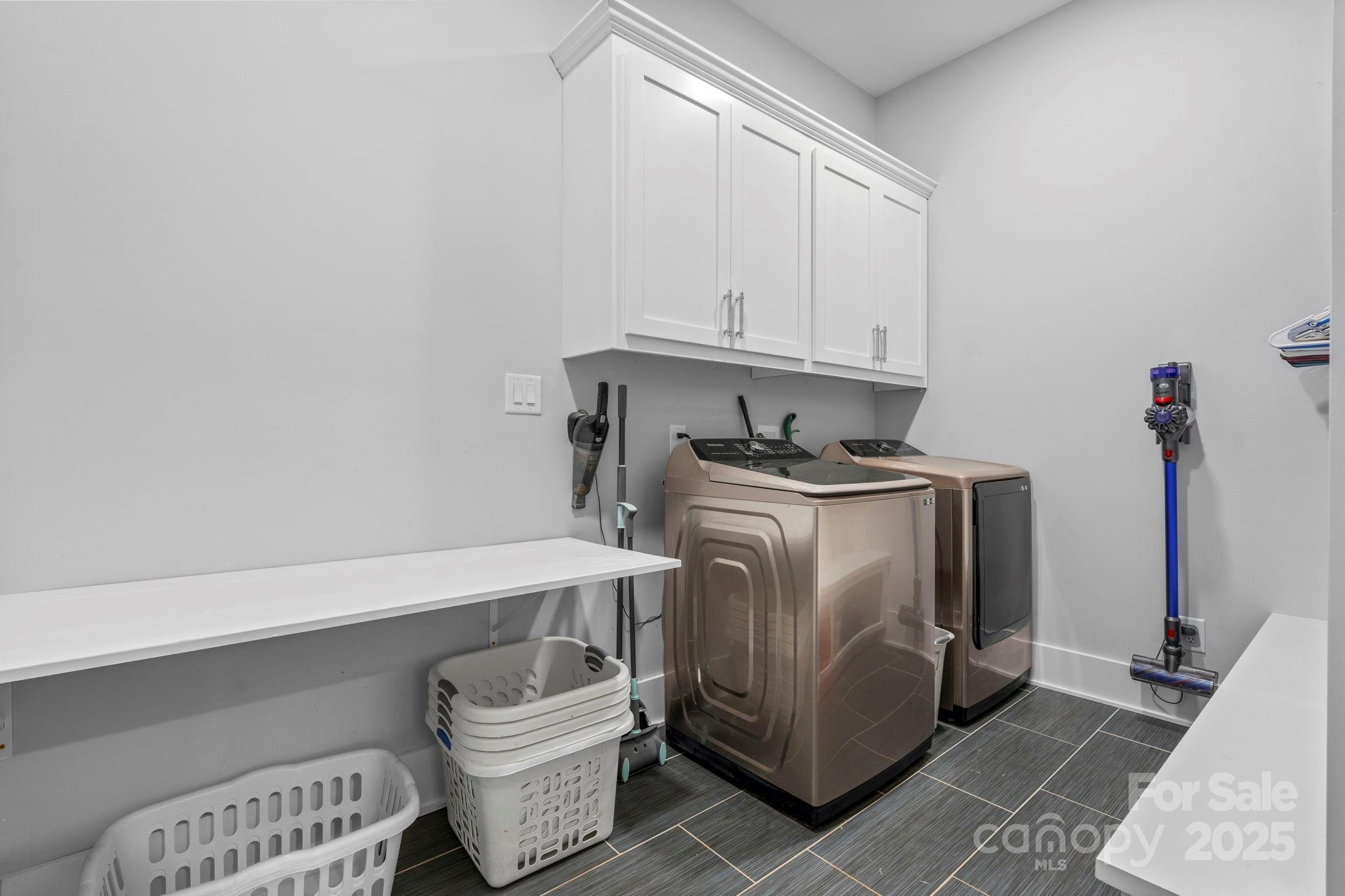 Hickory, North Carolina, 28602, United States, ,4 BathroomsBathrooms,Residential,Active,1894779