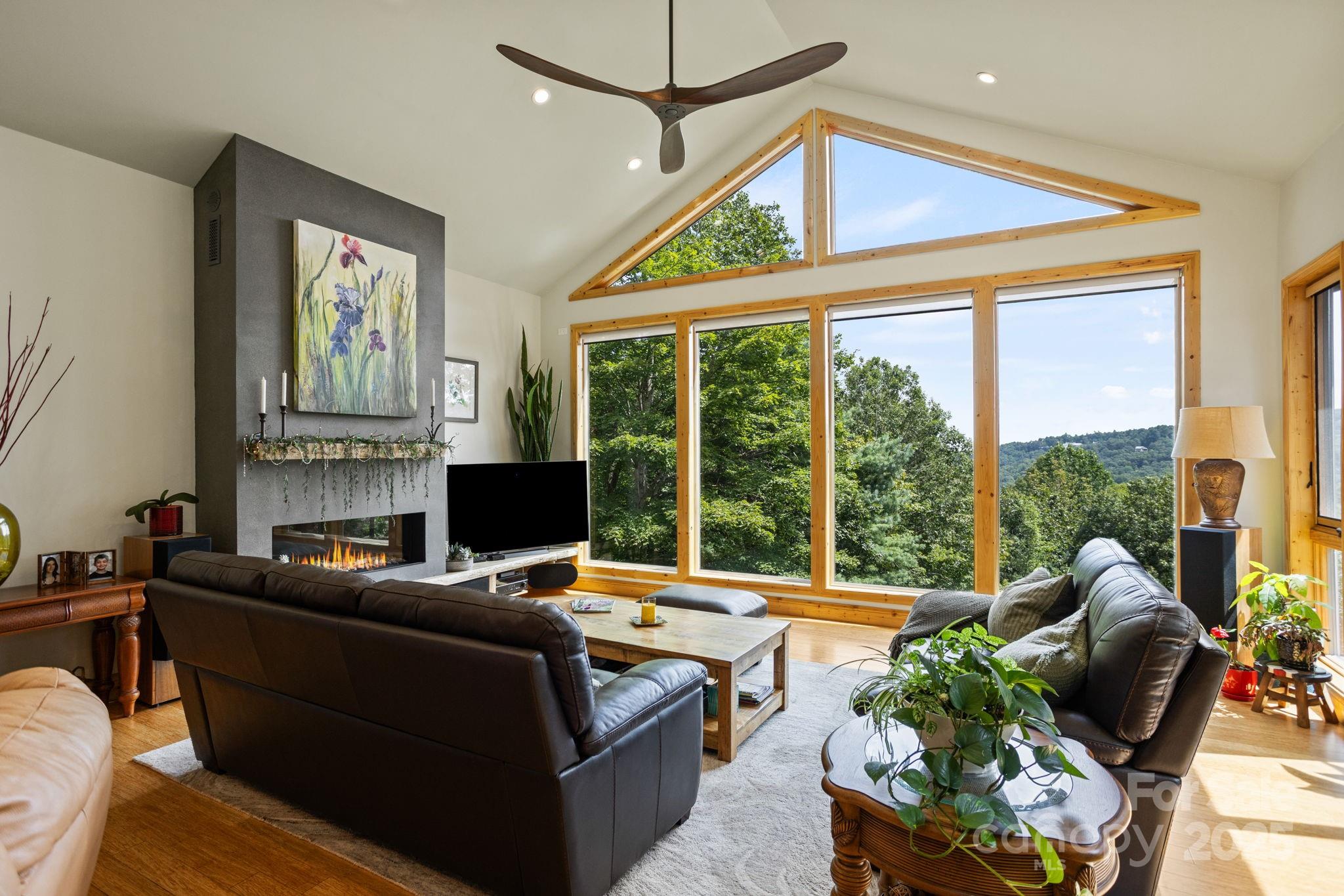 Flat Rock, North Carolina, 28731, United States, 3 Bedrooms Bedrooms, ,4 BathroomsBathrooms,Residential,Active,1936630
