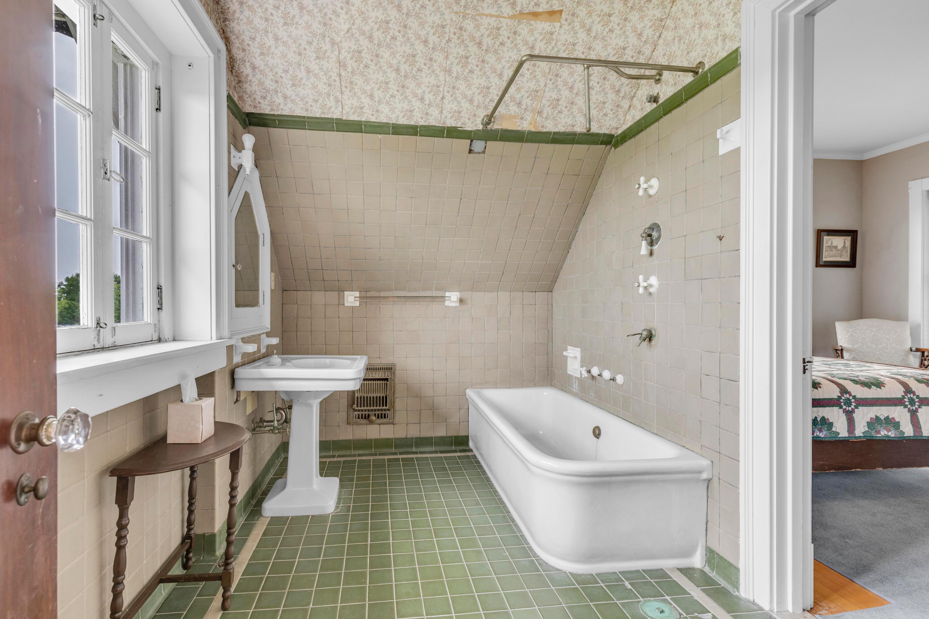 Thornville, Ohio, 43076, United States, 9 Bedrooms Bedrooms, ,7 BathroomsBathrooms,Residential,Active,1821951