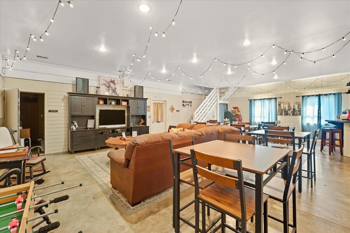 Fredericktown, Ohio, 43019, United States, 8 Bedrooms Bedrooms, ,7 BathroomsBathrooms,Residential,Active,1953994