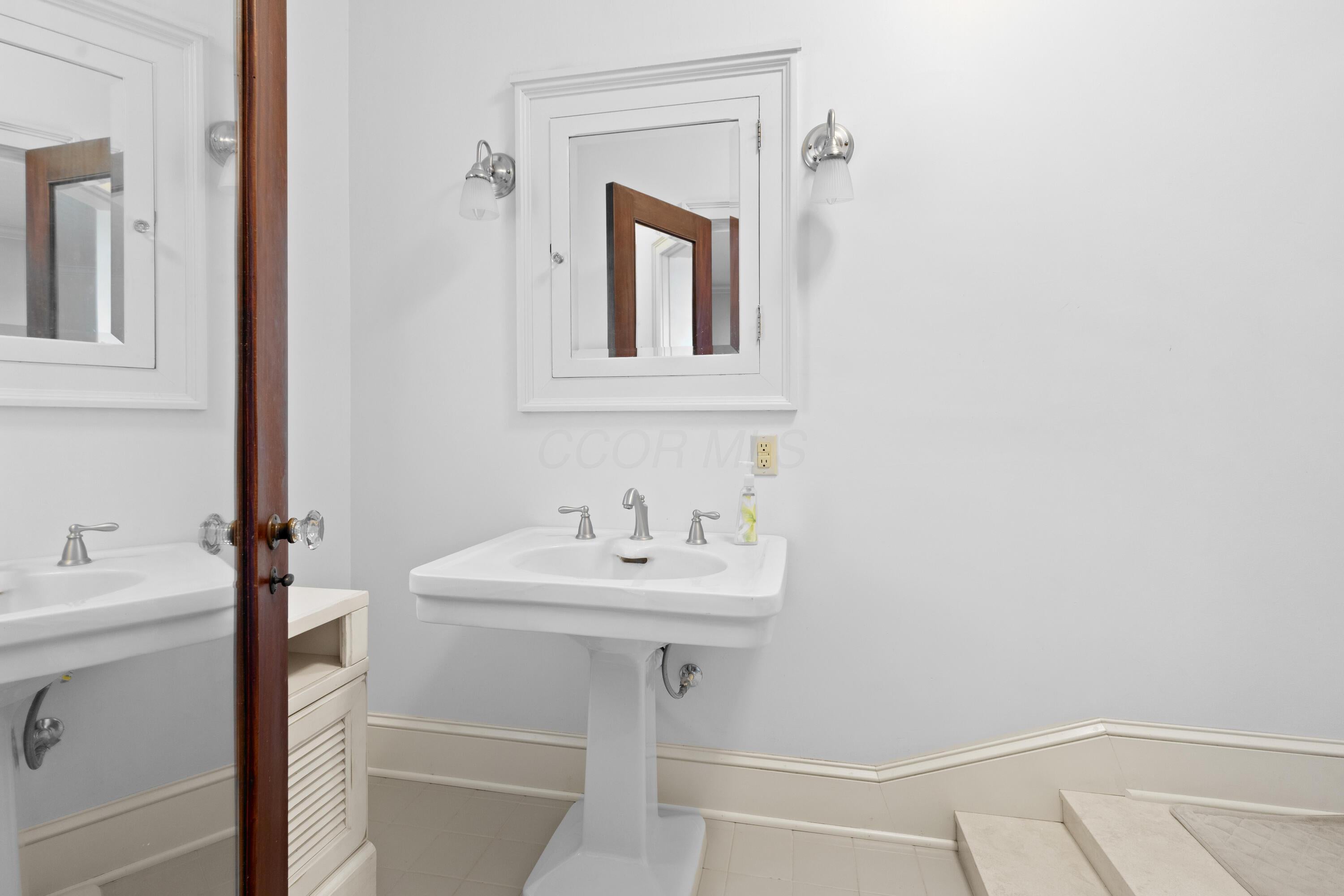 Thornville, Ohio, 43076, United States, 9 Bedrooms Bedrooms, ,7 BathroomsBathrooms,Residential,Active,1821951