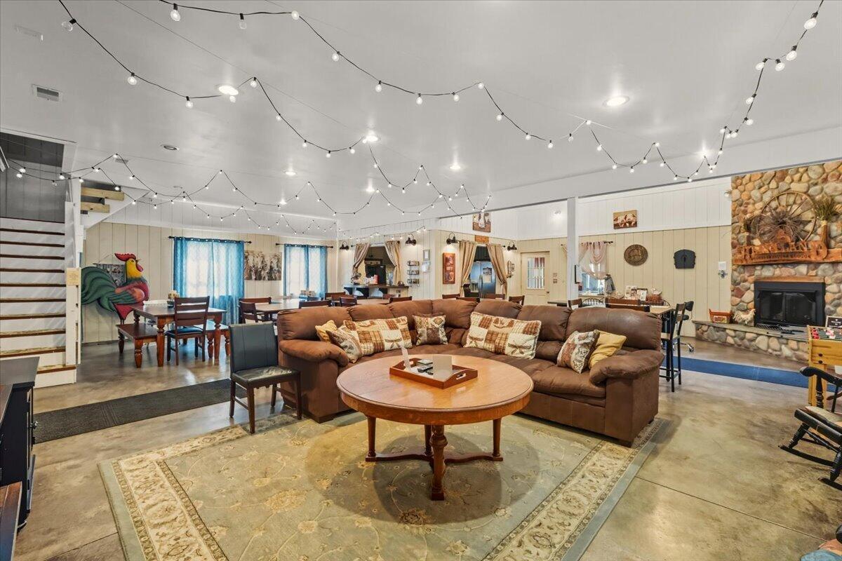 Fredericktown, Ohio, 43019, United States, 8 Bedrooms Bedrooms, ,7 BathroomsBathrooms,Residential,Active,1953994