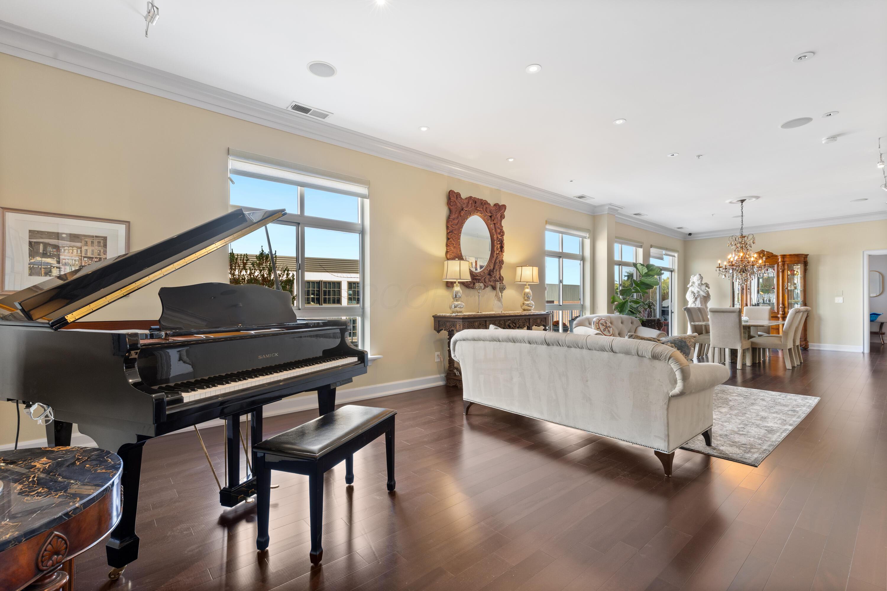 Columbus, Ohio, 43215, United States, 3 Bedrooms Bedrooms, ,4 BathroomsBathrooms,Residential,Active,1954011