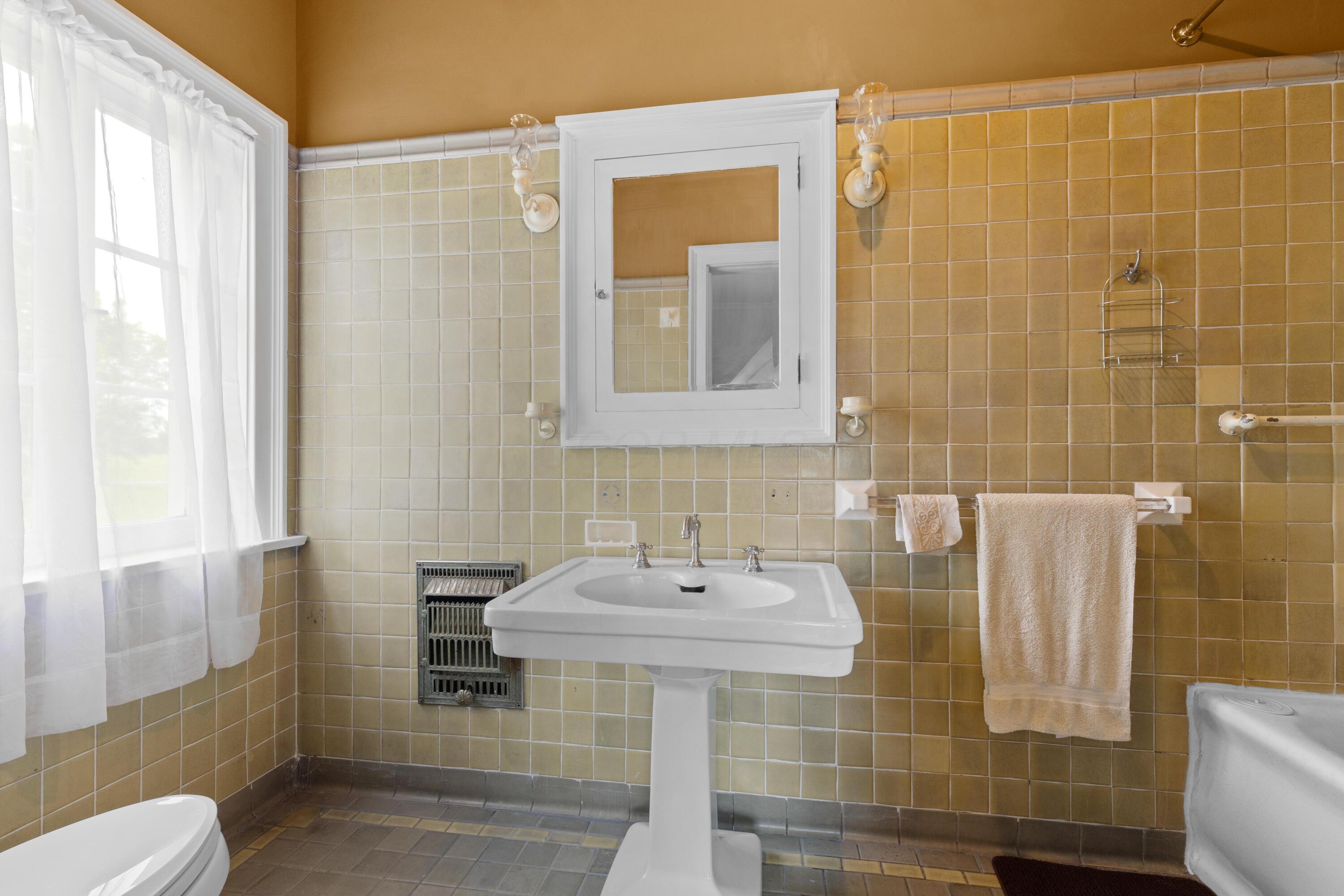 Thornville, Ohio, 43076, United States, 9 Bedrooms Bedrooms, ,7 BathroomsBathrooms,Residential,Active,1821951