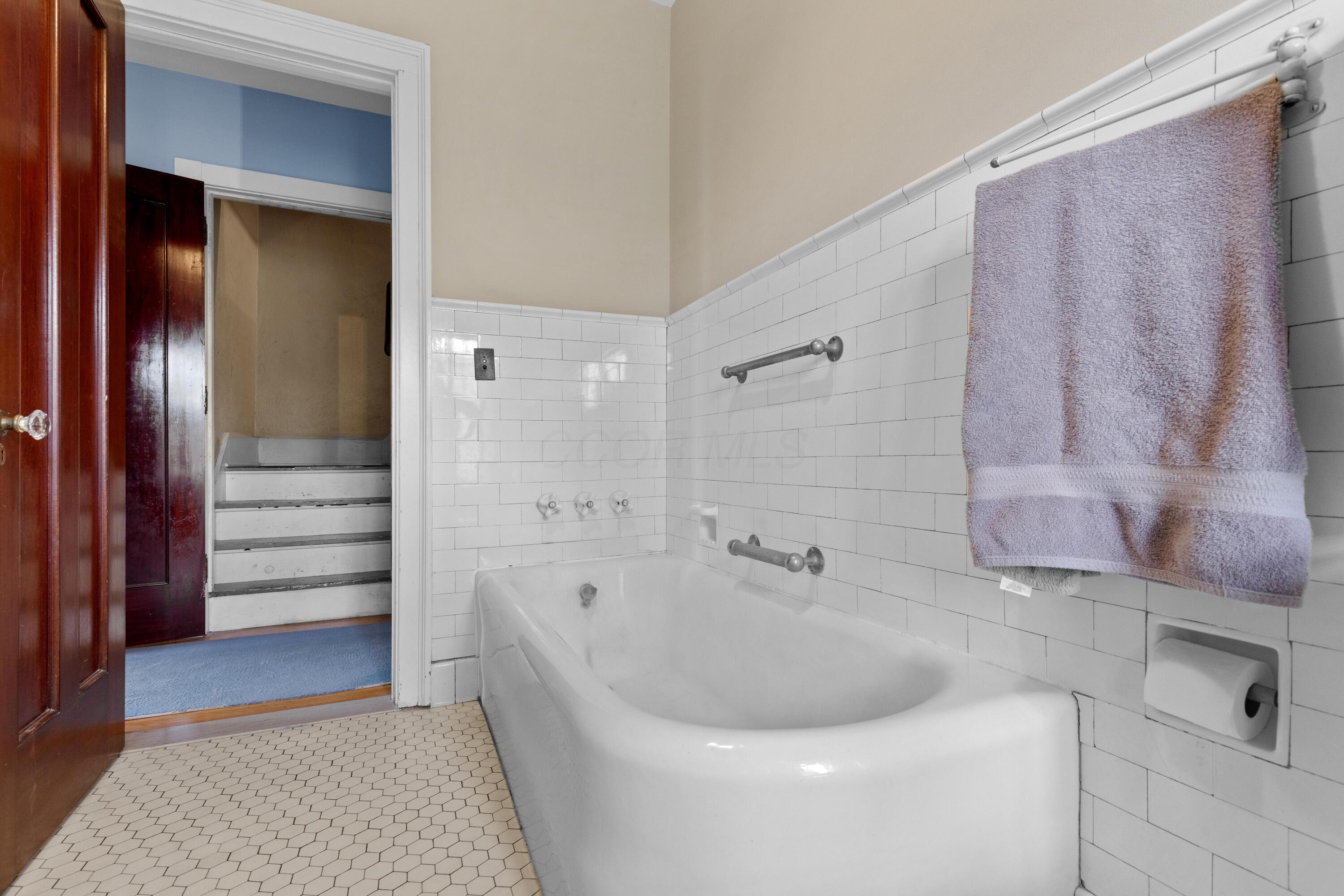 Thornville, Ohio, 43076, United States, 9 Bedrooms Bedrooms, ,7 BathroomsBathrooms,Residential,Active,1821951