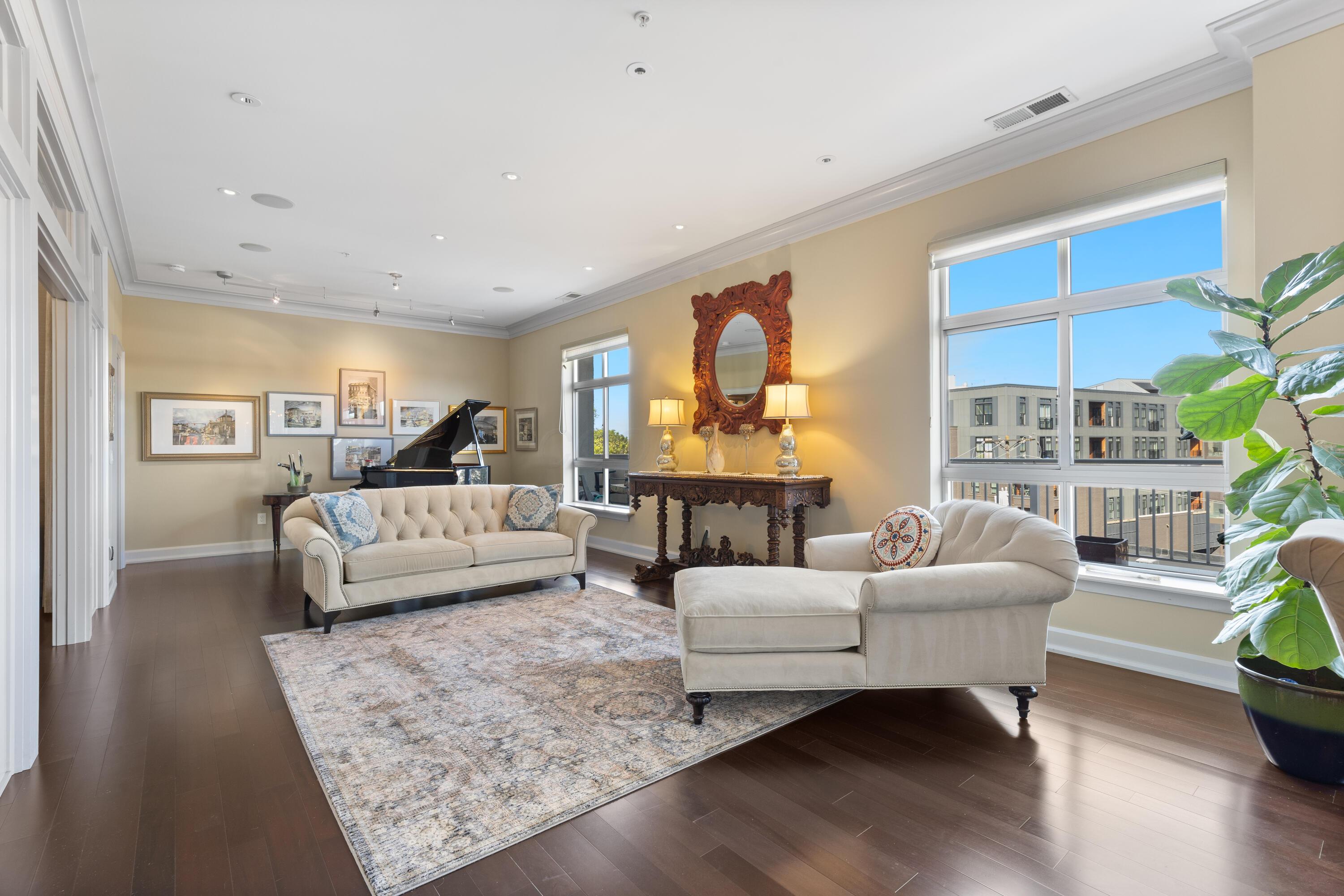 Columbus, Ohio, 43215, United States, 3 Bedrooms Bedrooms, ,4 BathroomsBathrooms,Residential,Active,1954011