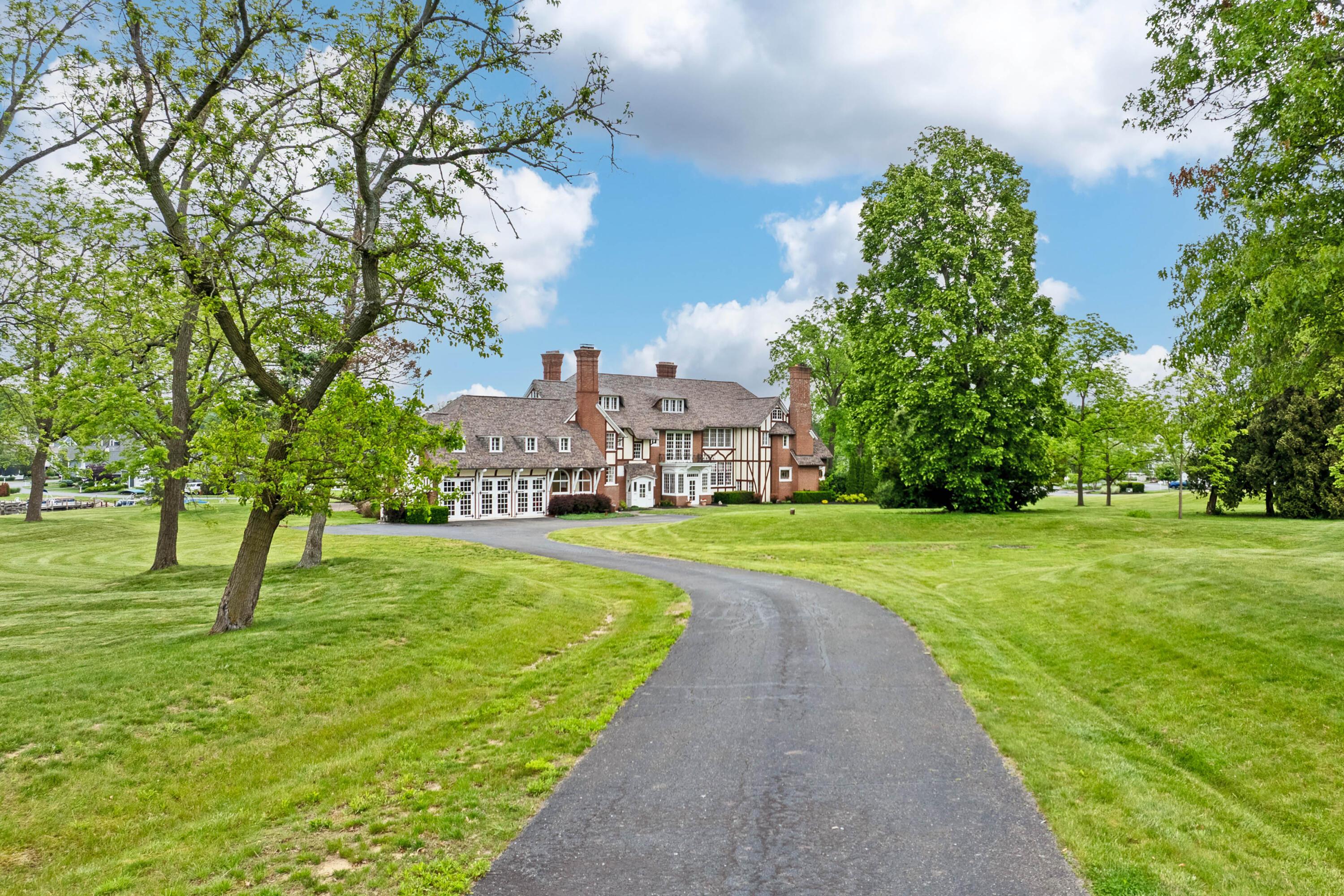 Thornville, Ohio, 43076, United States, 9 Bedrooms Bedrooms, ,7 BathroomsBathrooms,Residential,Active,1821951