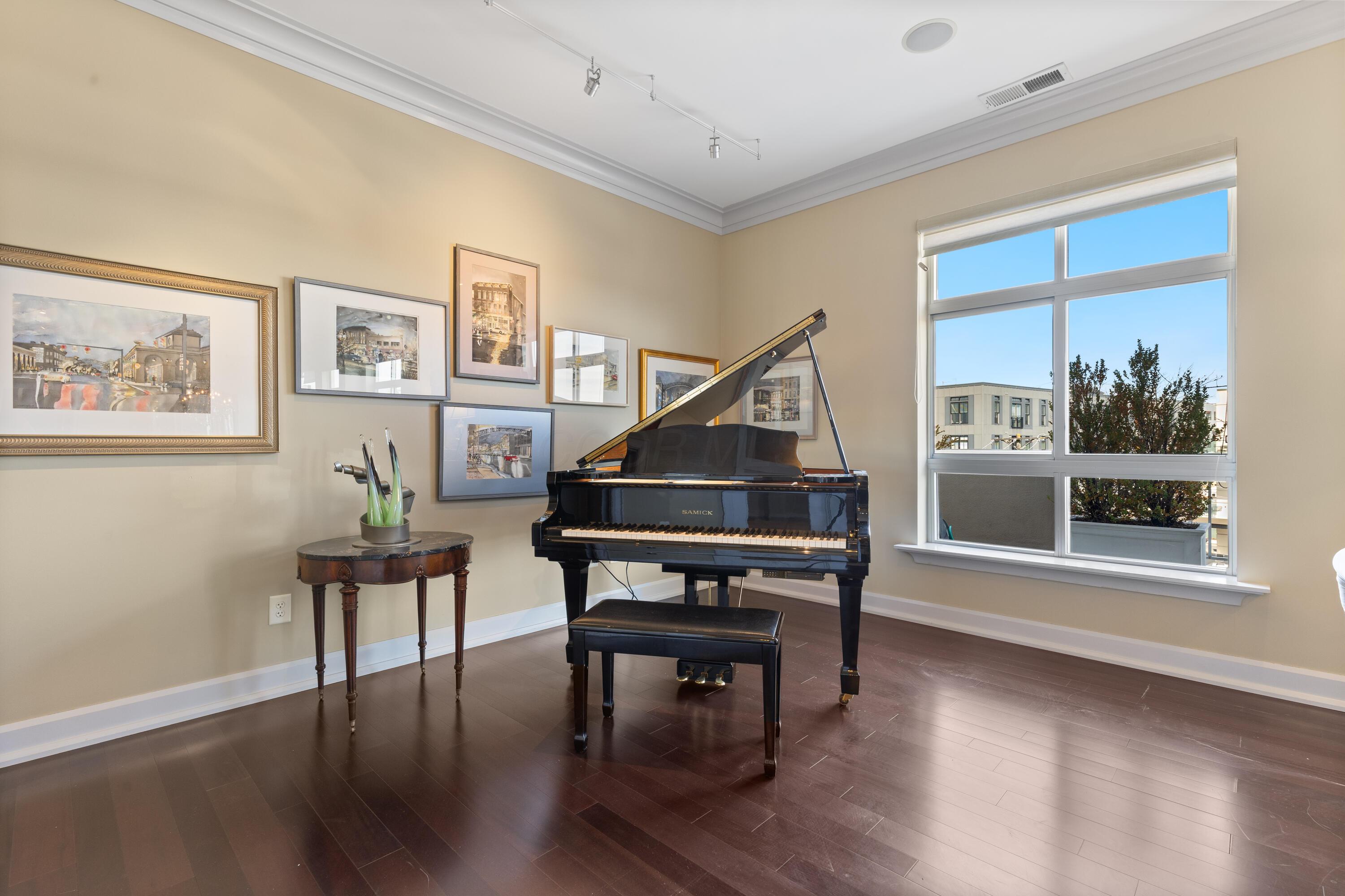 Columbus, Ohio, 43215, United States, 3 Bedrooms Bedrooms, ,4 BathroomsBathrooms,Residential,Active,1954011