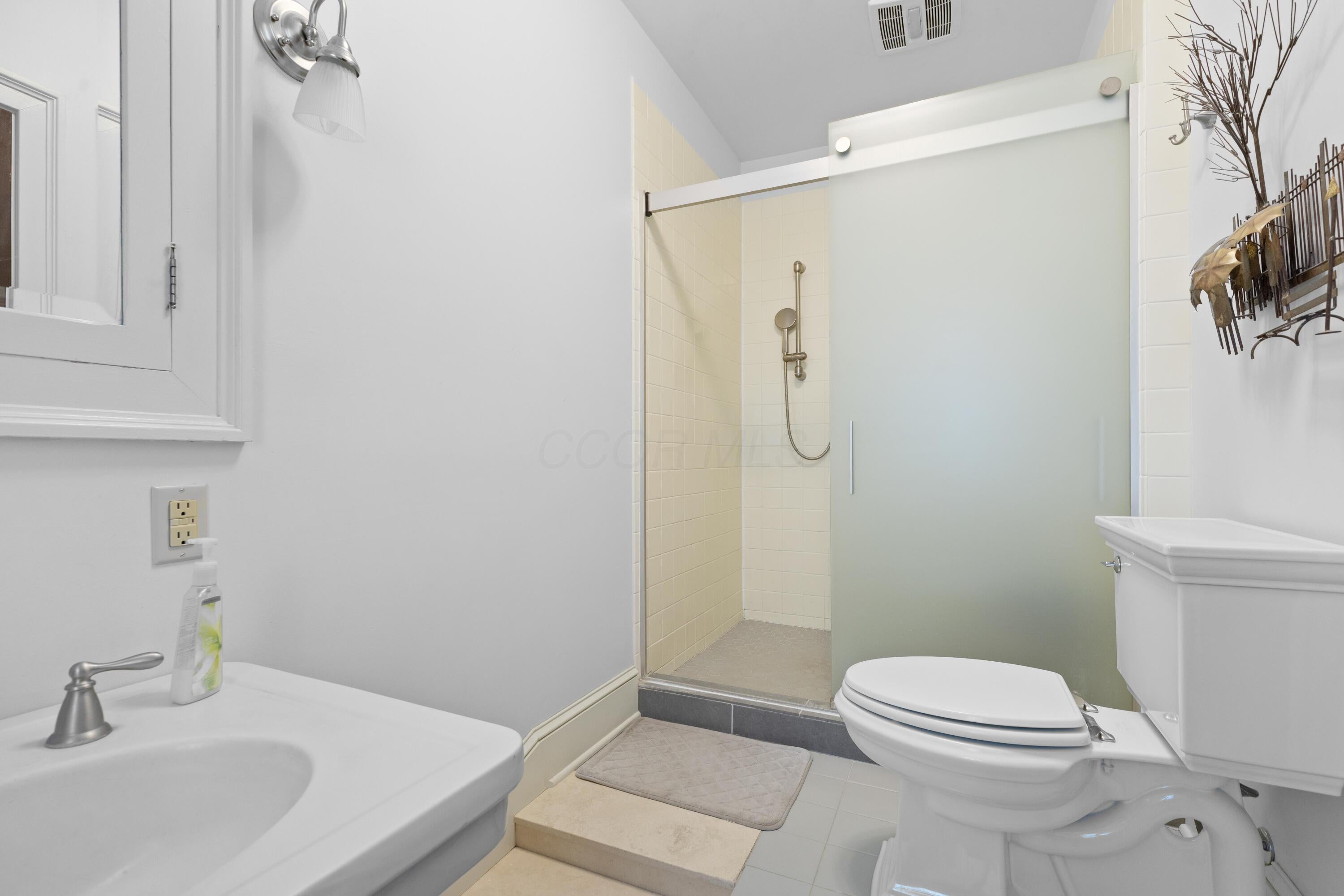 Thornville, Ohio, 43076, United States, 9 Bedrooms Bedrooms, ,7 BathroomsBathrooms,Residential,Active,1821951