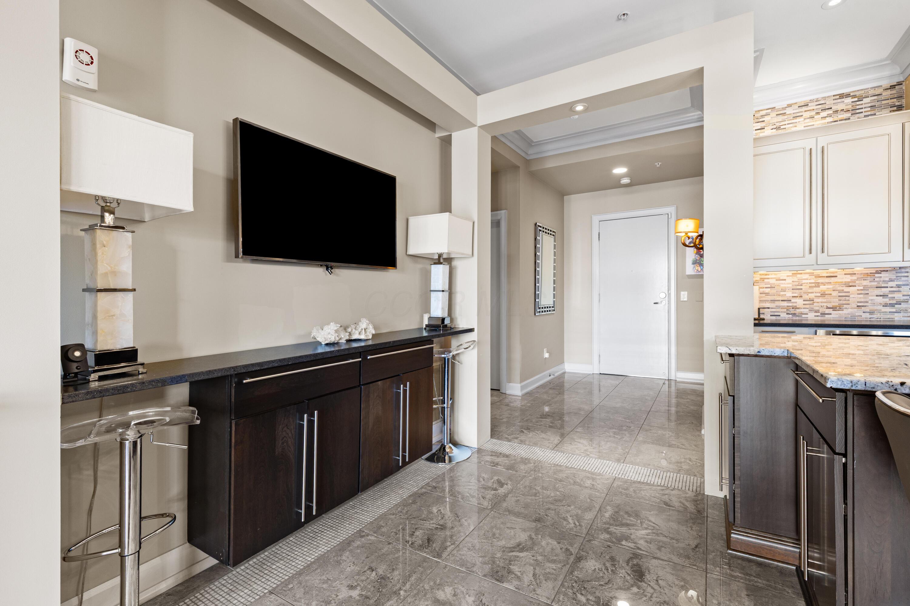 Columbus, Ohio, 43215, United States, 3 Bedrooms Bedrooms, ,4 BathroomsBathrooms,Residential,Active,1954011