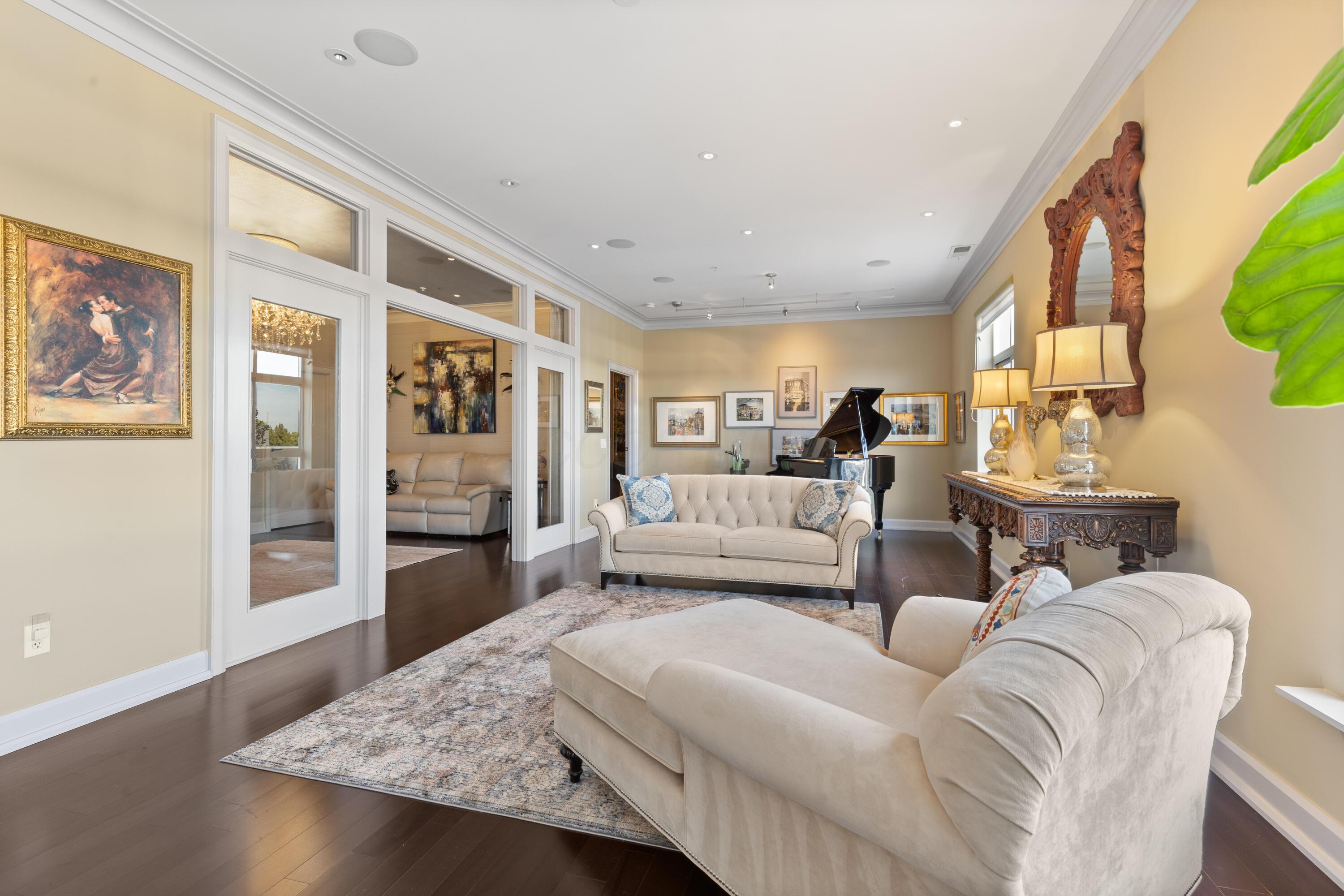 Columbus, Ohio, 43215, United States, 3 Bedrooms Bedrooms, ,4 BathroomsBathrooms,Residential,Active,1954011