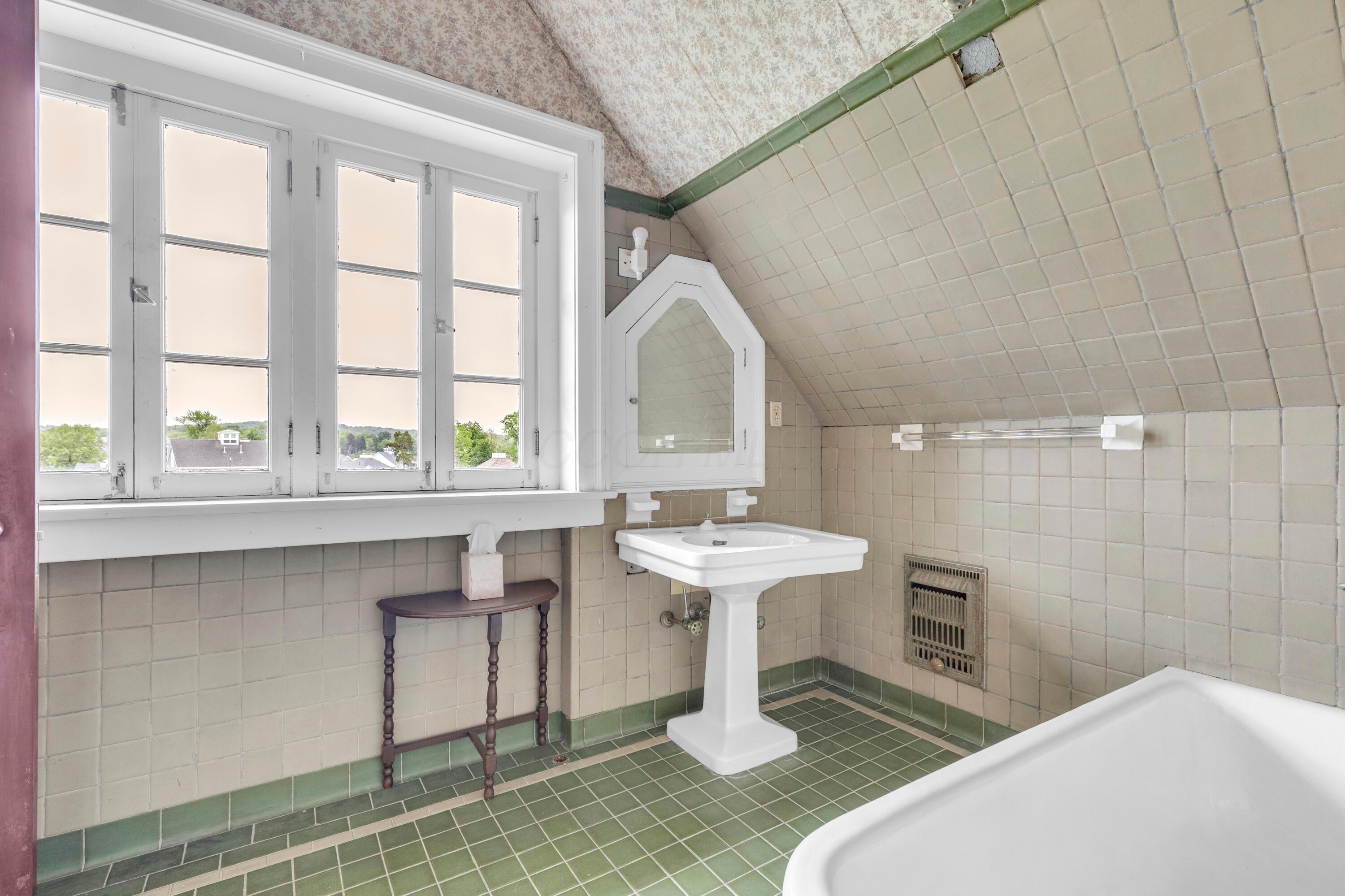 Thornville, Ohio, 43076, United States, 9 Bedrooms Bedrooms, ,7 BathroomsBathrooms,Residential,Active,1821951