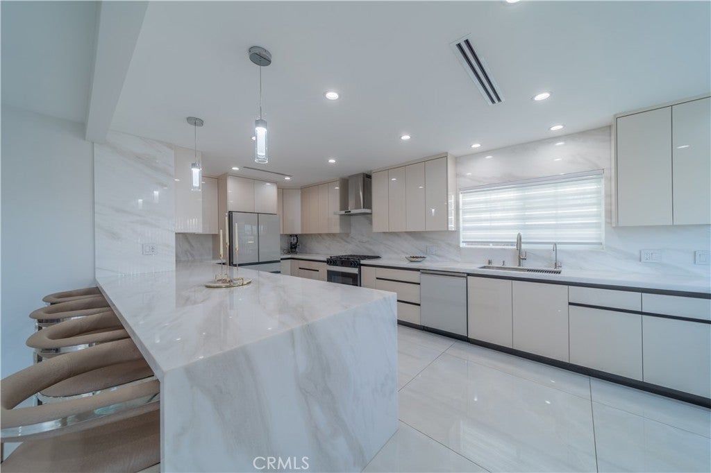 Burbank, California, 91501, United States, 4 Bedrooms Bedrooms, ,4 BathroomsBathrooms,Residential,Active,2003539