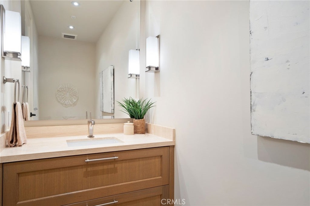 Newport Beach, California, 92660, United States, 2 Bedrooms Bedrooms, ,3 BathroomsBathrooms,Residential,Active,2009419